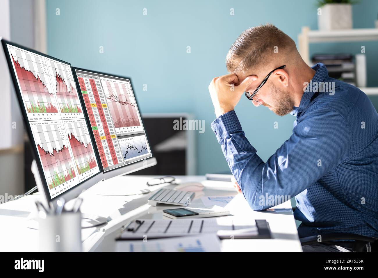 Aktienhandel Mit Blick Auf Finanzielle Verluste Online Stockfoto