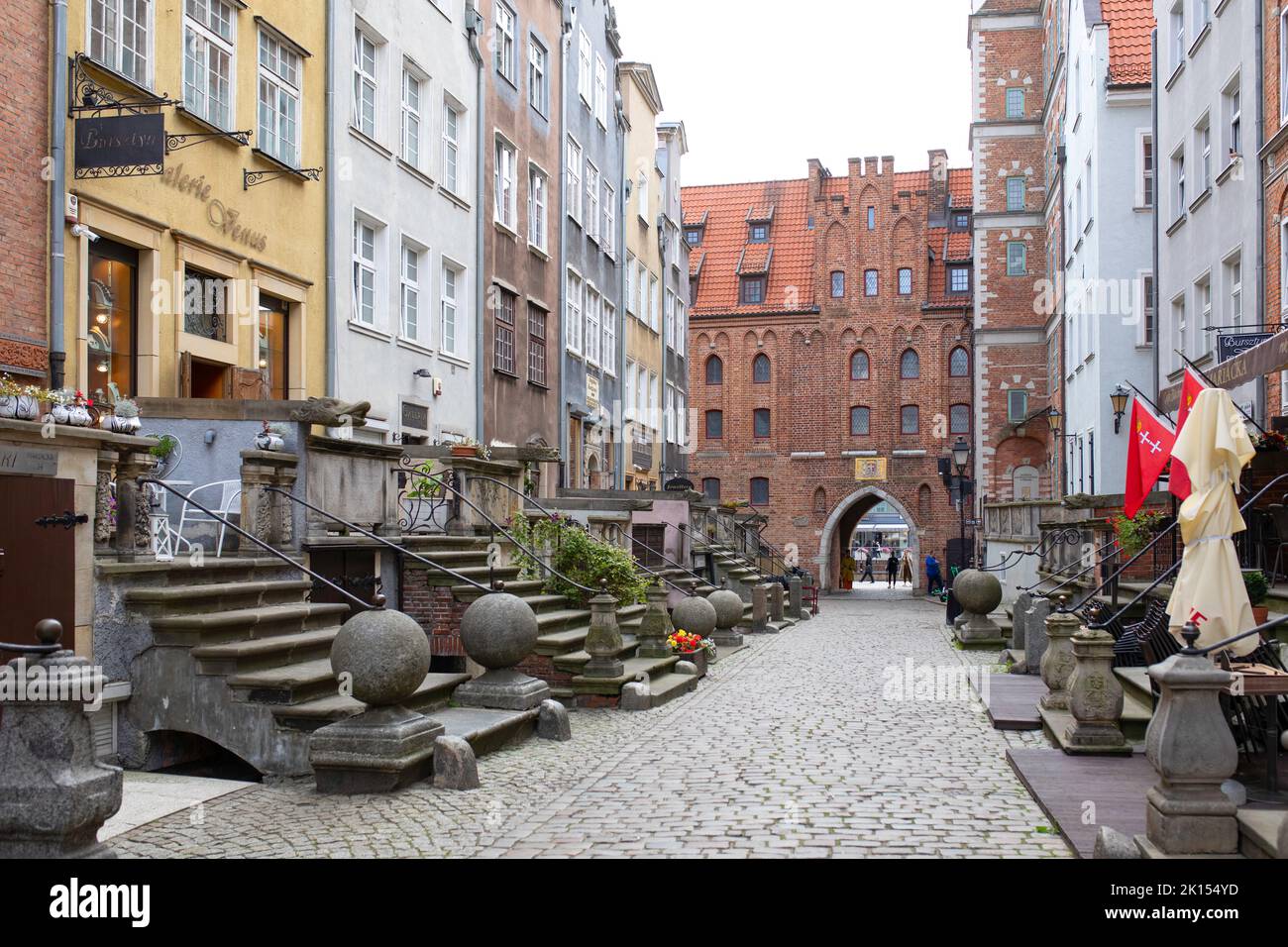 Danzig, Polen - 09.05.2018: Mariacka-Straße (Frauengasse). Straße mit Bernsteinjuwelierläden. Stockfoto