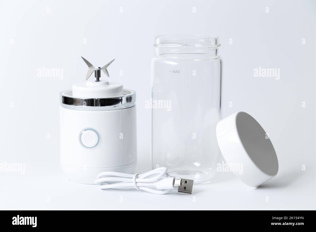 Tragbarer Mini-Mixer für die Zubereitung von Smoothie isoliert auf weißem Hintergrund. Stockfoto