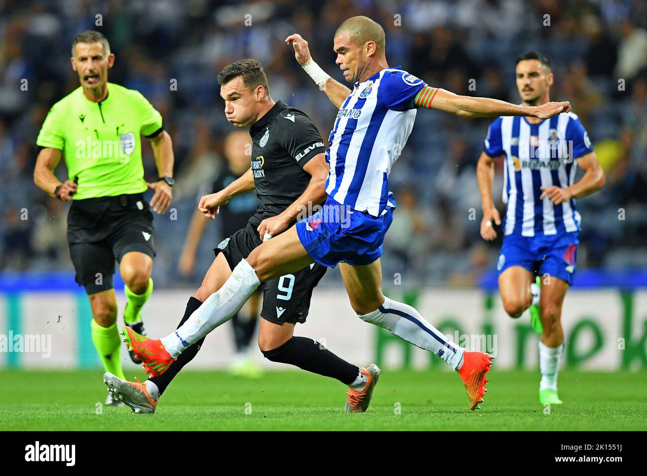 Pepe do Porto disputa o lance com Ferran Jutglà do Club Brügge, durante a partida entre Porto e Club Brügge, pela 2ª rodada do Grupo B da UEFA Champions League 2022/2023 no Estádio do Dragão nesta terça-feira, 13. Stockfoto
