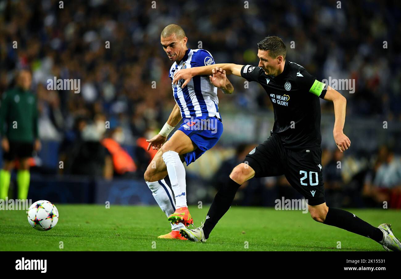 Pepe do Porto disputa o lance com Hans Vanaken do Club Brügge, durante a partida entre Porto e Club Brügge, pela 2ª rodada do Grupo B da UEFA Champions League 2022/2023 no Estádio do Dragão nesta terça-feira, 13. Stockfoto