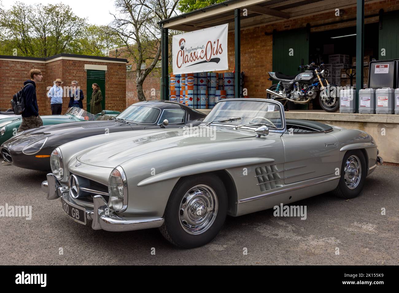 1963 Mercedes-Benz 300 SL ‘100 GB’ auf der Juni-Scramble im Bicester Heritage Center am 23.. April 2022 zu sehen Stockfoto