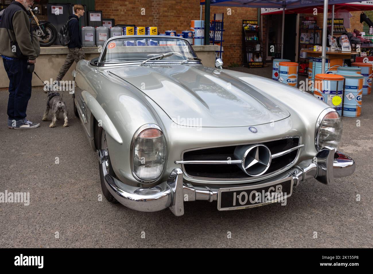 1963 Mercedes-Benz 300 SL ‘100 GB’ auf der Juni-Scramble im Bicester Heritage Center am 23.. April 2022 zu sehen Stockfoto
