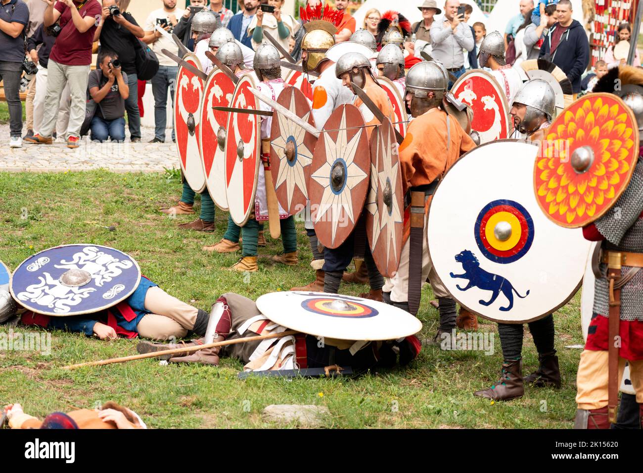 Nachstellung der römischen Schlacht und Militärmanöver mit rekonstruierten Waffen während des Festivals „Serdica is my Rome“ in Sofia, Bulgarien, Osteuropa, Balkan, EU Stockfoto