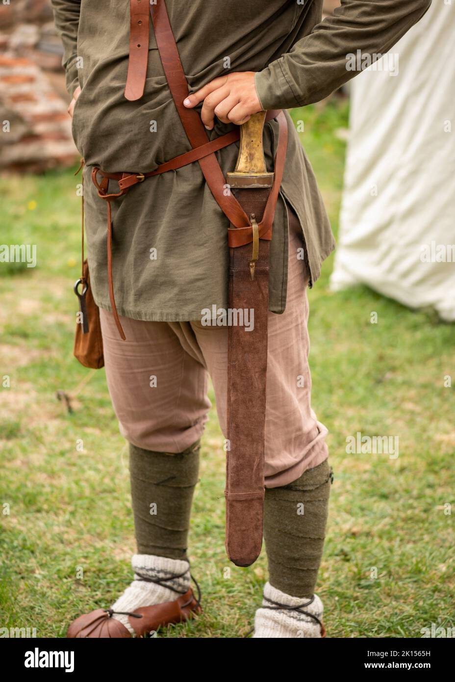 Rekonstruierte Waffen auf Schauspielern bei einem Heritage Festival Nachstellung des römischen Lebens des 4.. Jahrhunderts Stockfoto