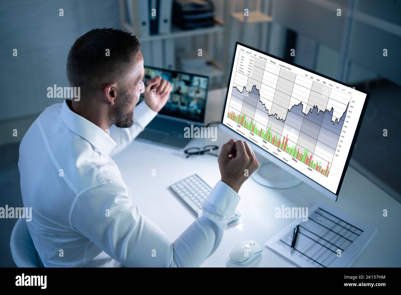 Erfolgreicher Aktienmarkt-Trader, Der Grafiken Auf Mehreren Bildschirmen In Office Betrachtet Stockfoto
