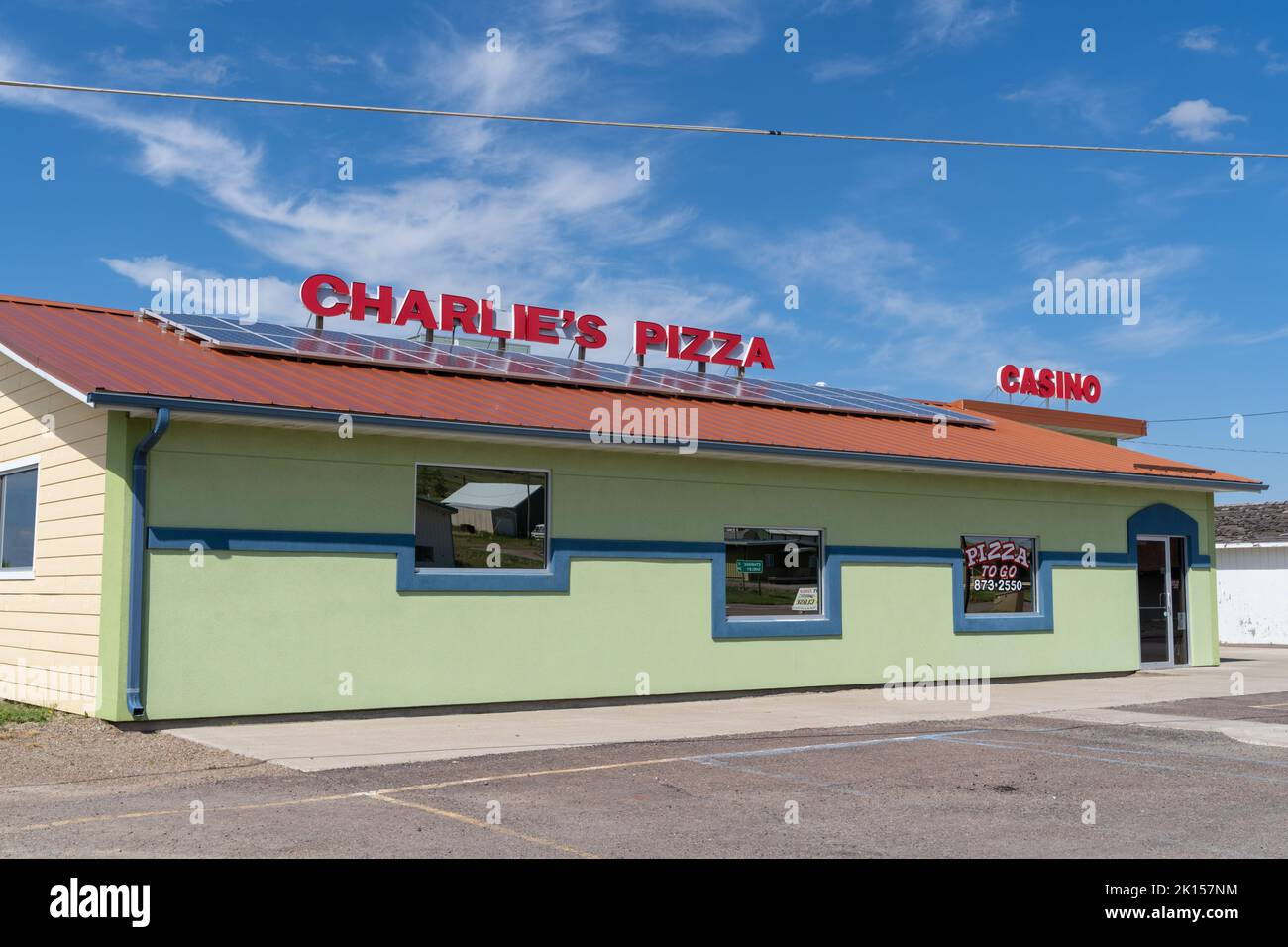 Cut Bank, Montana - 2. Juli 2022: Charlie's Pizza and Casino Restaurant, ein kleines Unternehmen im ländlichen Montana Stockfoto