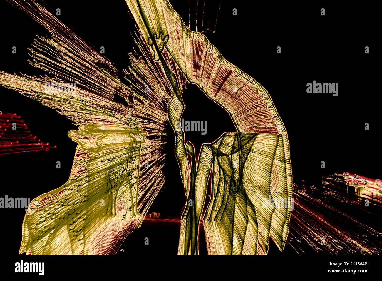 Elektrische LED-Licht-Anzeige, die eine Dschungelszene mit einer Giraffe und Hyänen mit einer Zoom-Burst-Methode der Belichtung darstellt Stockfoto