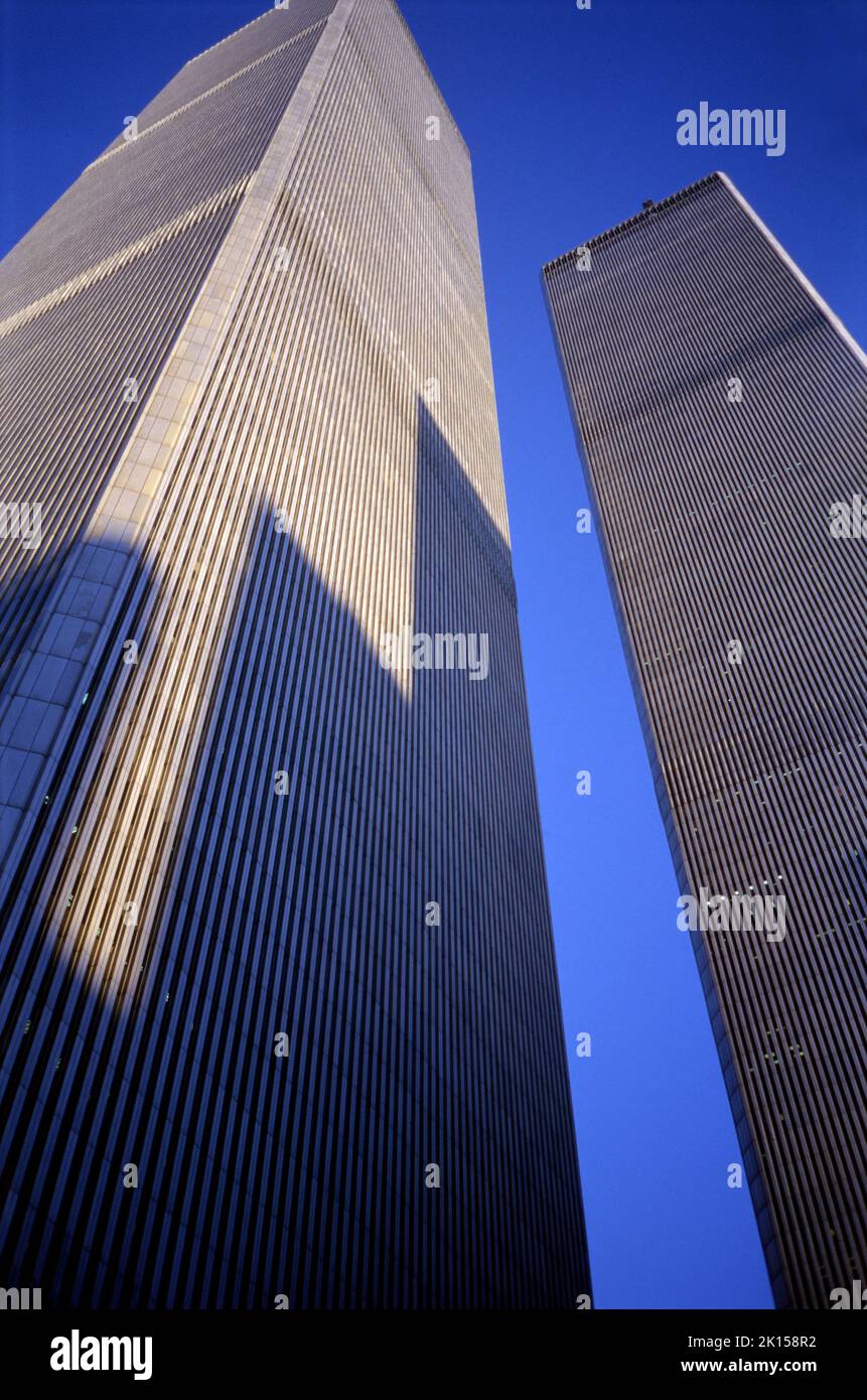 Die Twin Towers im WTC, World Trade Center, dominieren friedlich die Skyline von Lower Manhattan vor den Terroranschlägen vom 11.. September. Stockfoto