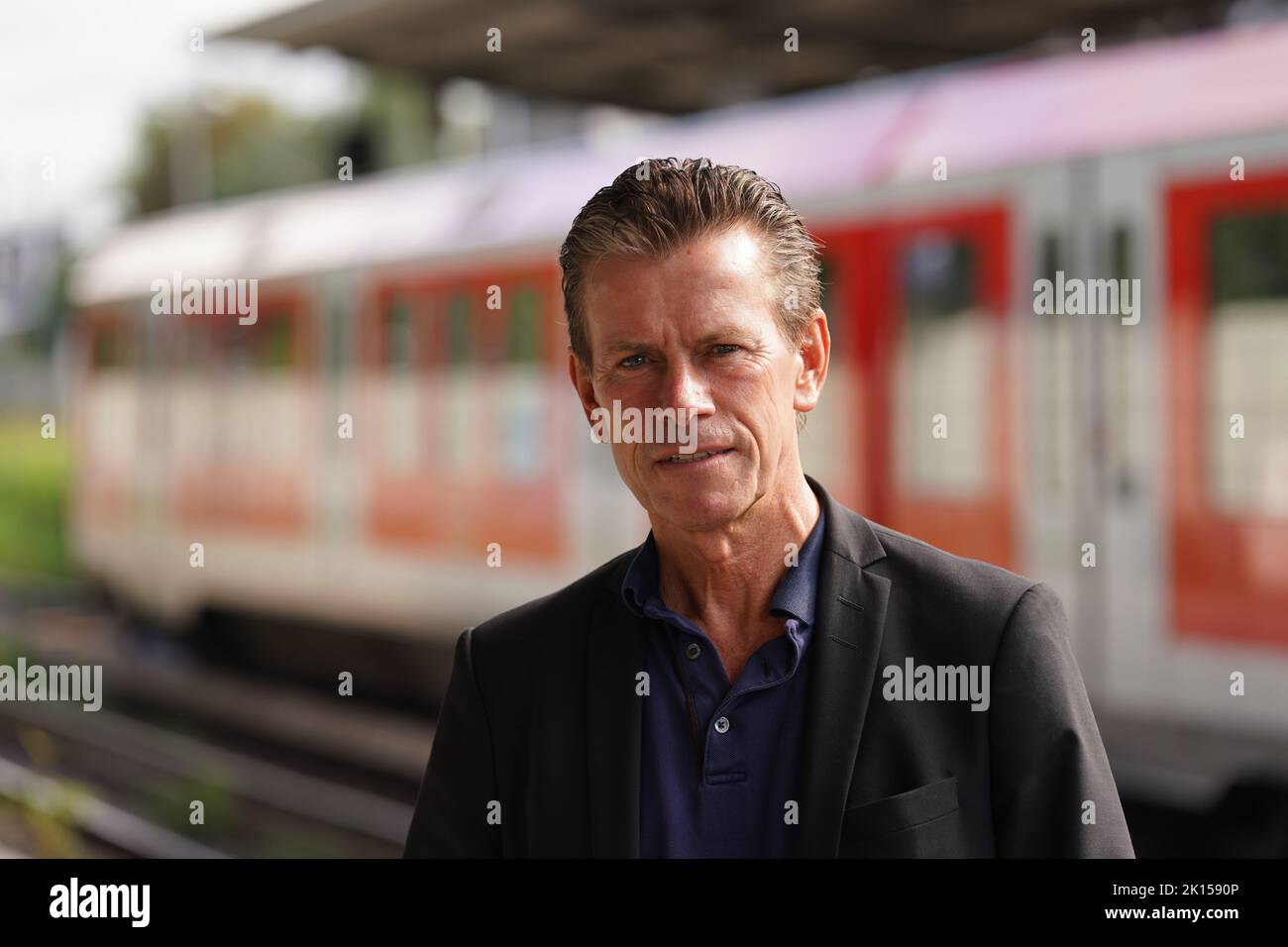 Hamburg, Deutschland. 15. September 2022. Kay Arnecke, Geschäftsführer der S-Bahn Hamburg GmbH, steht am Bahnhof Bergedorf. Ab September 15 werden auf der Strecke S2 zwischen Berliner Tor und Bergedorf regelmäßig digital gesteuerte S-Bahnen verkehren. Kredit: Marcus Brandt/dpa/Alamy Live Nachrichten Stockfoto