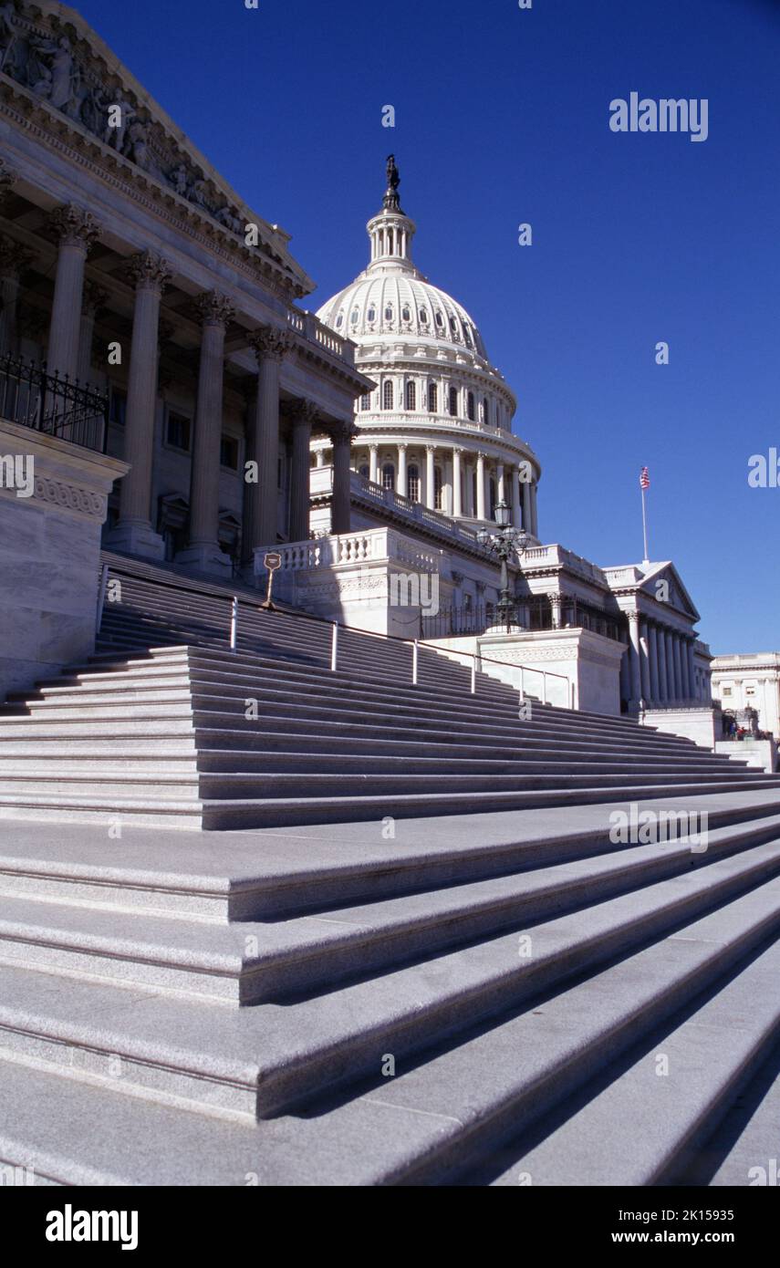 US-Kapitolgebäude ohne Menschen in Washington, D.C., District of Columbia, wolkenloser Himmel, Stockfoto