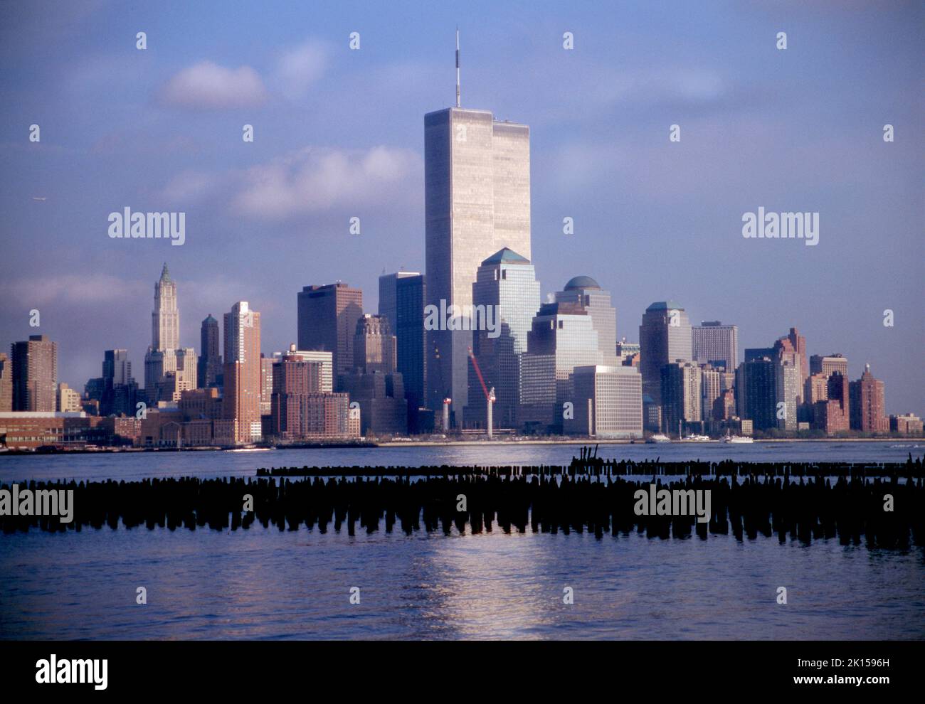 Die Twin Towers im WTC, World Trade Center, dominieren friedlich die Skyline von Lower Manhattan vor den Terroranschlägen vom 11.. September. Stockfoto