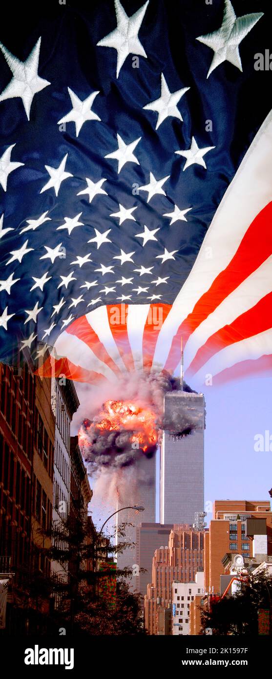 Zwillingstürme während des Angriffs am 11. September 2001. Dramatische, zusammengesetzte Konzeptfotografie mit einer amerikanischen Flagge. Stockfoto