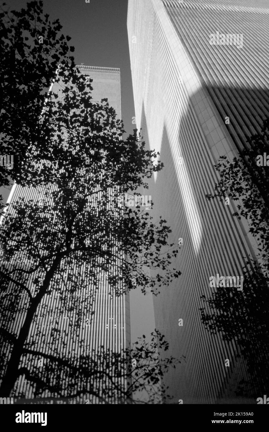 Die Twin Towers im WTC, World Trade Center, dominieren friedlich die Skyline von Lower Manhattan vor den Terroranschlägen vom 11.. September. Stockfoto