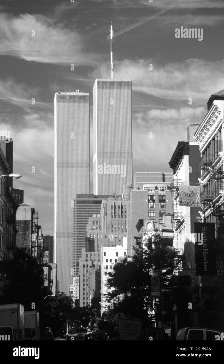 Die Twin Towers im WTC, World Trade Center, dominieren friedlich die Skyline von Lower Manhattan vor den Terroranschlägen vom 11.. September. Stockfoto