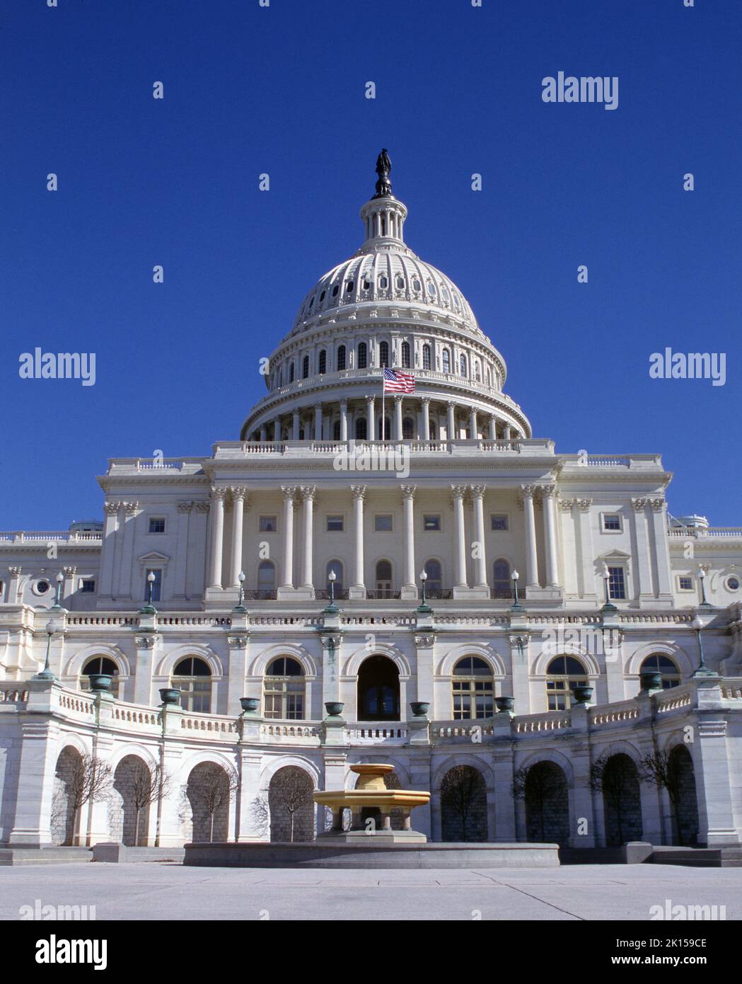 US-Kapitolgebäude ohne Menschen in Washington, D.C., District of Columbia, wolkenloser Himmel, Stockfoto