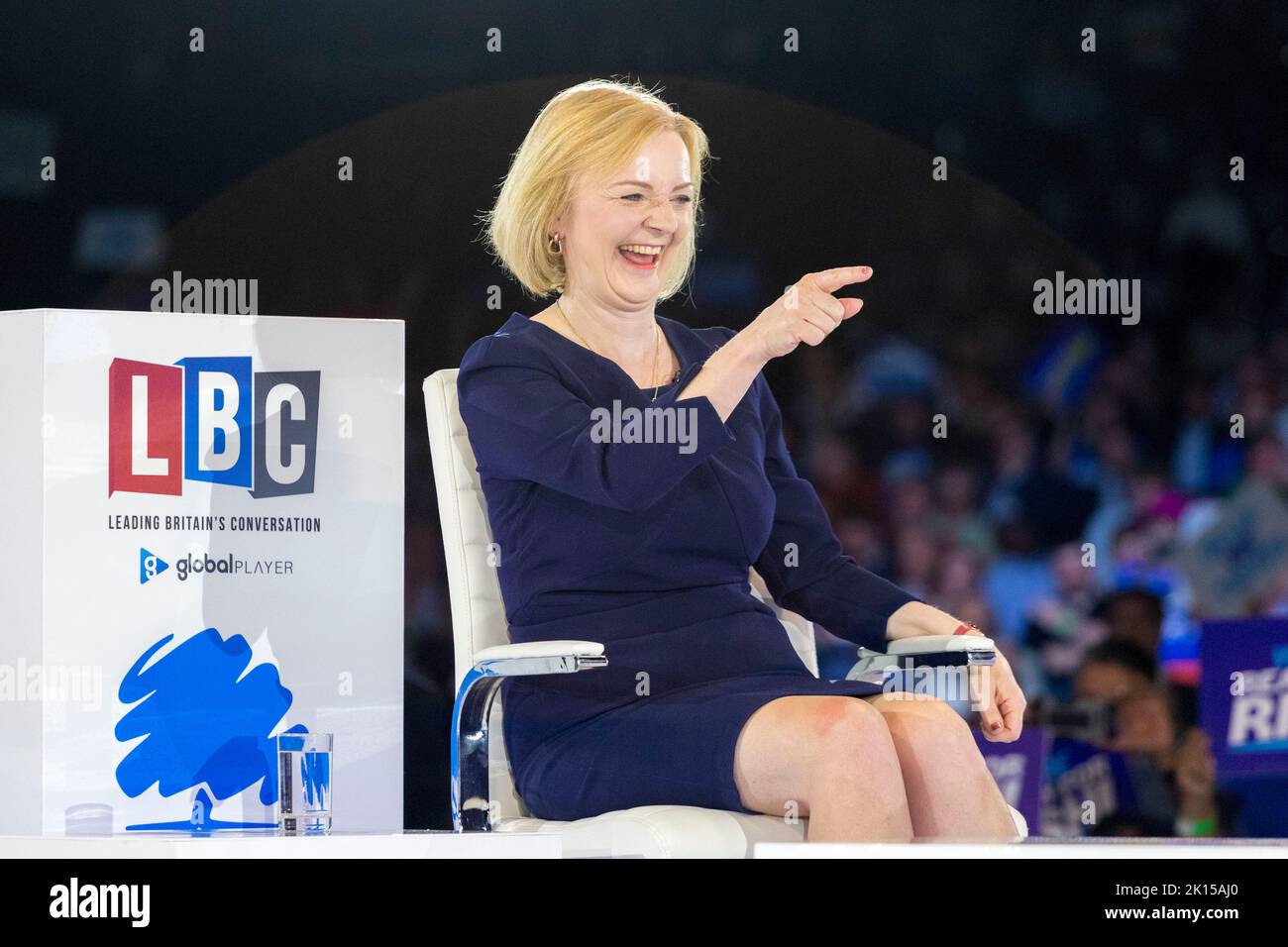 Die letzten Tory Hustings finden heute Abend in Wembley in London statt. Im Bild: Liz Truss hält ihre Rede und wird von Nick Ferrari interviewt. Bild s Stockfoto