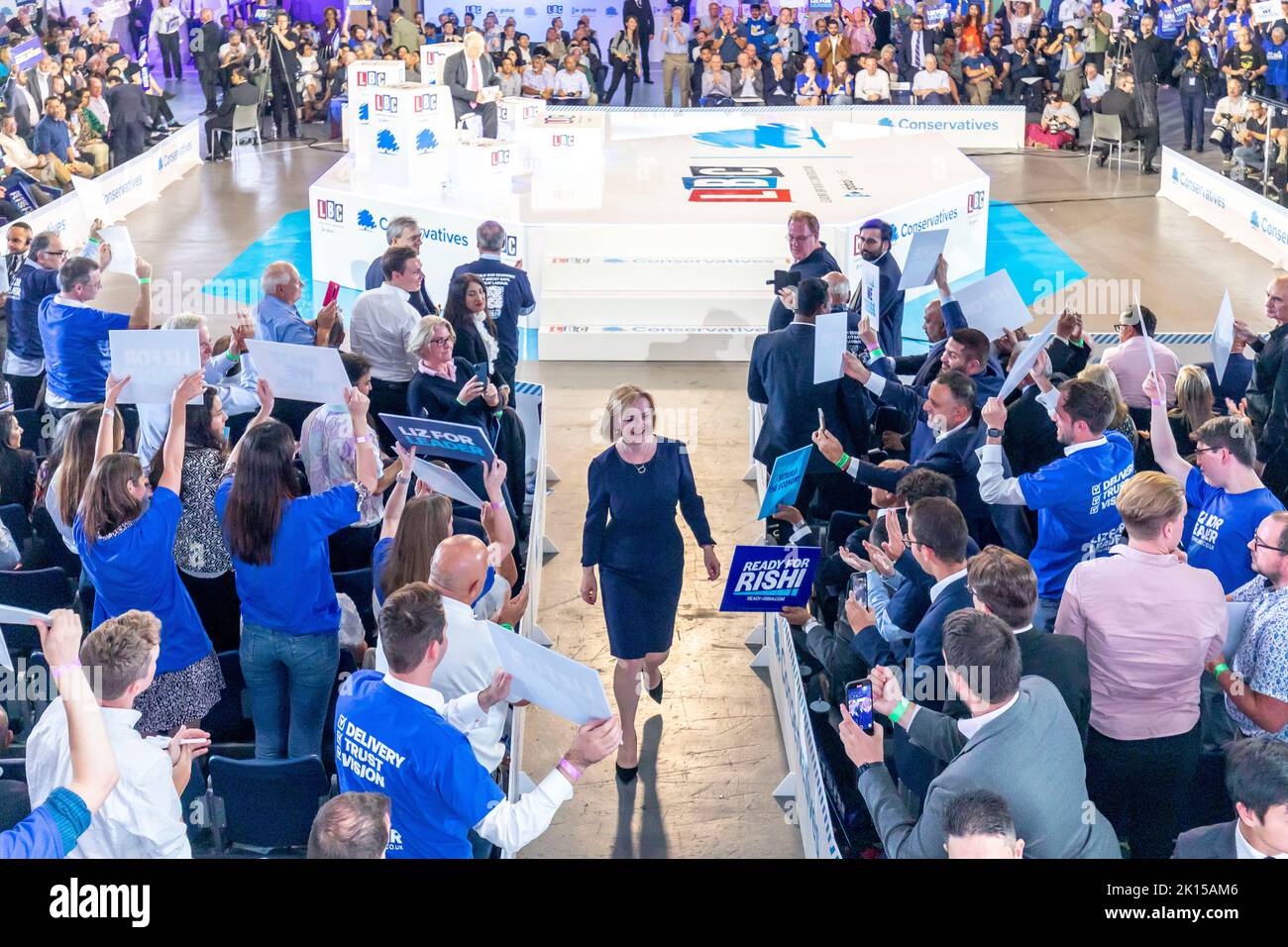 Die letzten Tory Hustings finden heute Abend in Wembley in London statt. Im Bild: Liz Truss hält ihre Rede und wird von Nick Ferrari interviewt. Bild s Stockfoto