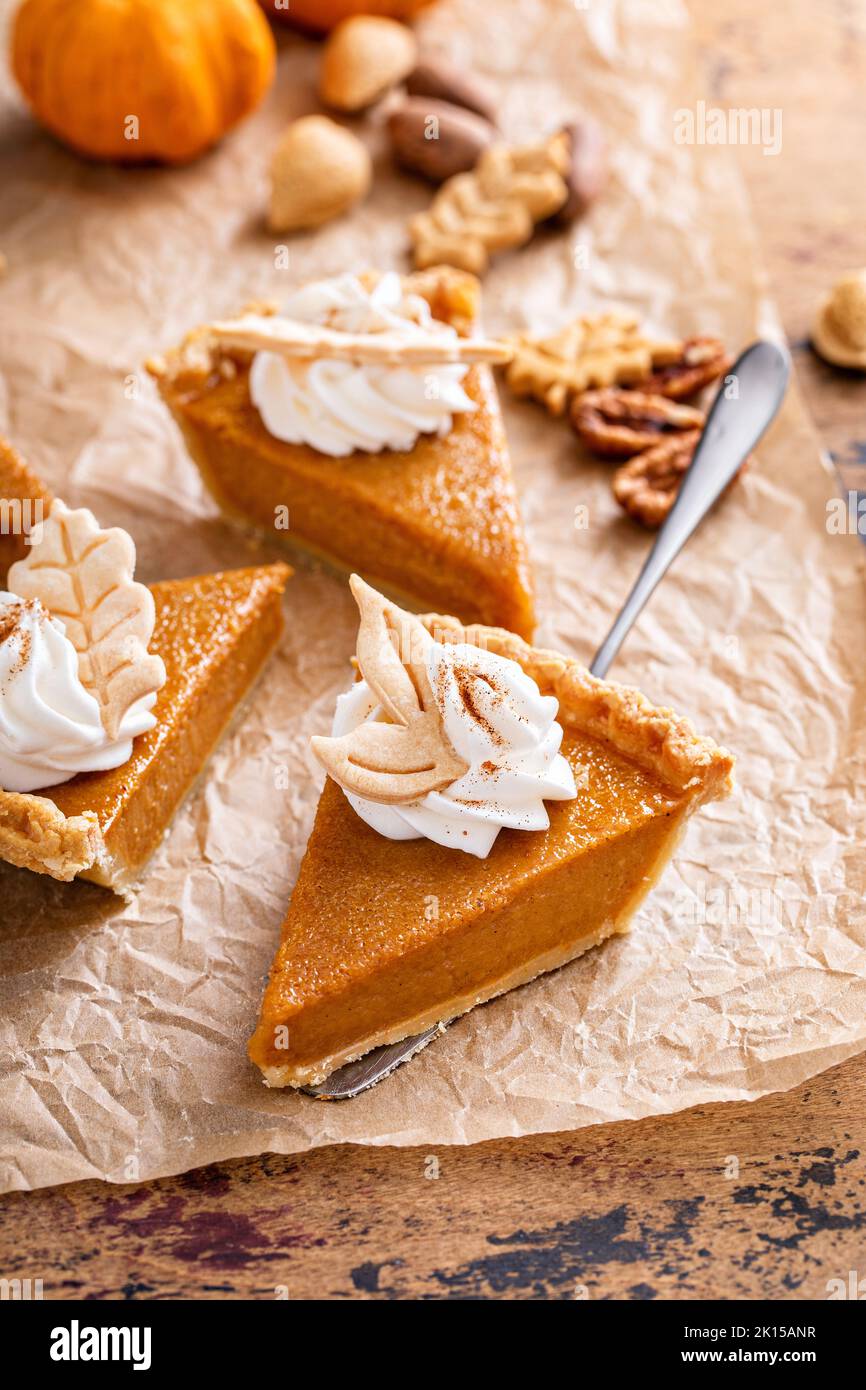 Festliche Kürbiskuchen-Scheiben mit Schlagsahne verziert Stockfoto