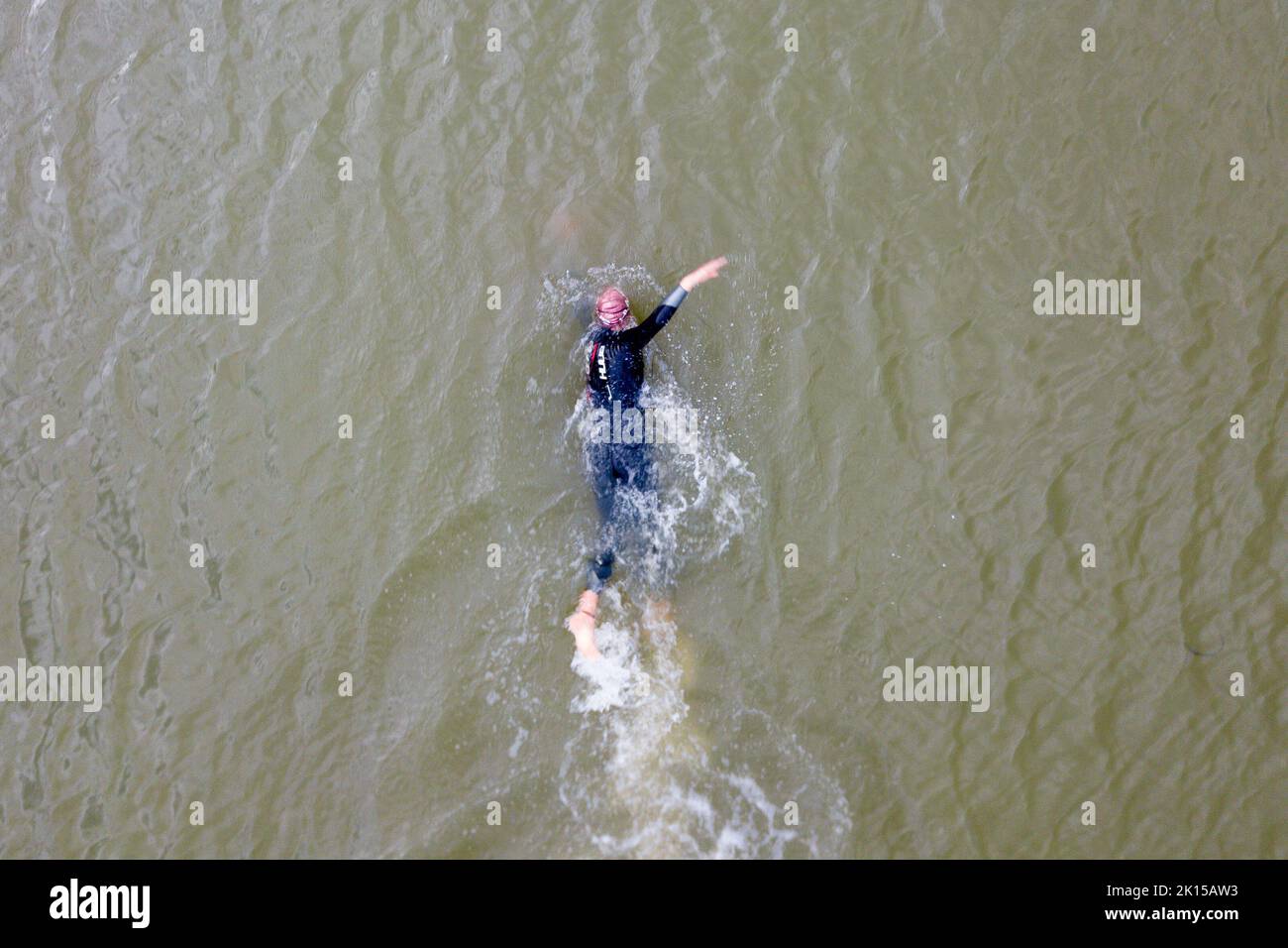 Drohnenschuss eines Freiwasserschwimmers Stockfoto
