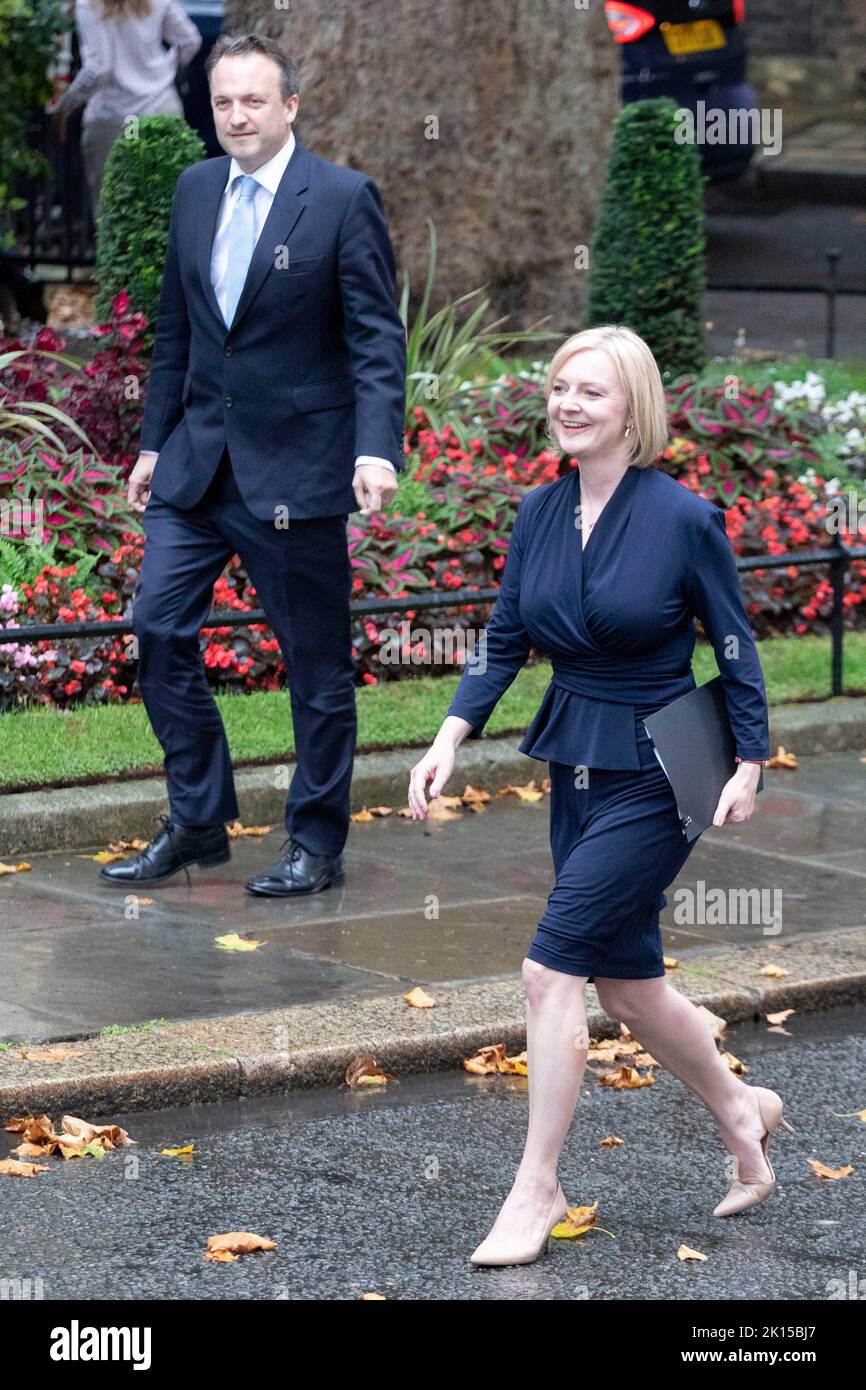 Die neu gewählte Tory-Führerin und britische Premierministerin Liz Truss hält heute Nachmittag ihre erste Rede in der Downing Street, nachdem sie die Königin in der angetrie hatte Stockfoto