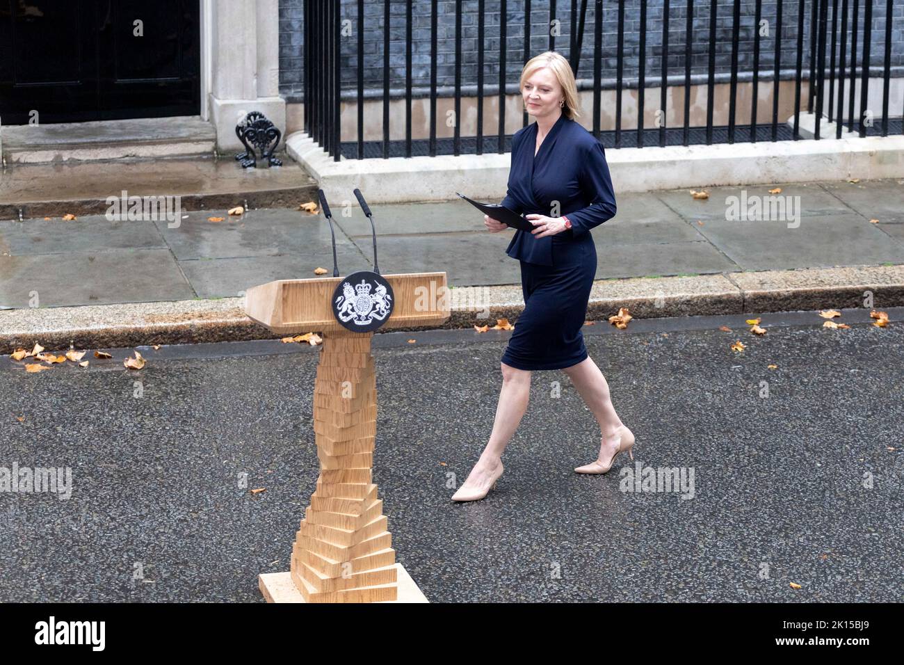 Die neu gewählte Tory-Führerin und britische Premierministerin Liz Truss hält heute Nachmittag ihre erste Rede in der Downing Street, nachdem sie die Königin in der angetrie hatte Stockfoto