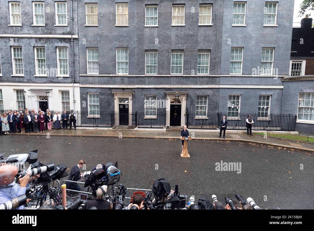 Die neu gewählte Tory-Führerin und britische Premierministerin Liz Truss hält heute Nachmittag ihre erste Rede in der Downing Street, nachdem sie die Königin in der angetrie hatte Stockfoto