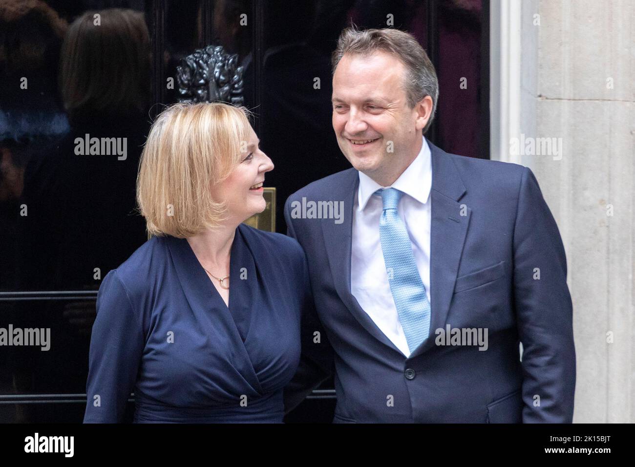 Die neu gewählte Tory-Führerin und britische Premierministerin Liz Truss hält heute Nachmittag ihre erste Rede in der Downing Street, nachdem sie die Königin in der angetrie hatte Stockfoto