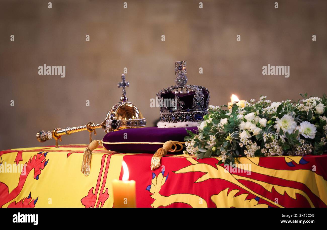 London, Großbritannien. 15. September 2022. Der Sarg von Königin Elizabeth II., drapiert nach königlichem Standard und überragt von der kaiserlichen Staatskrone, ist in der Westminster Hall angelegt. Der Sarg mit der Königin wird vier Tage lang im Palast von Westminster (Parlament) angelegt. Die britische Königin Elizabeth II. Starb am 08.09.2022 im Alter von 96 Jahren. Quelle: Christian Charisius/dpa/Alamy Live News Stockfoto