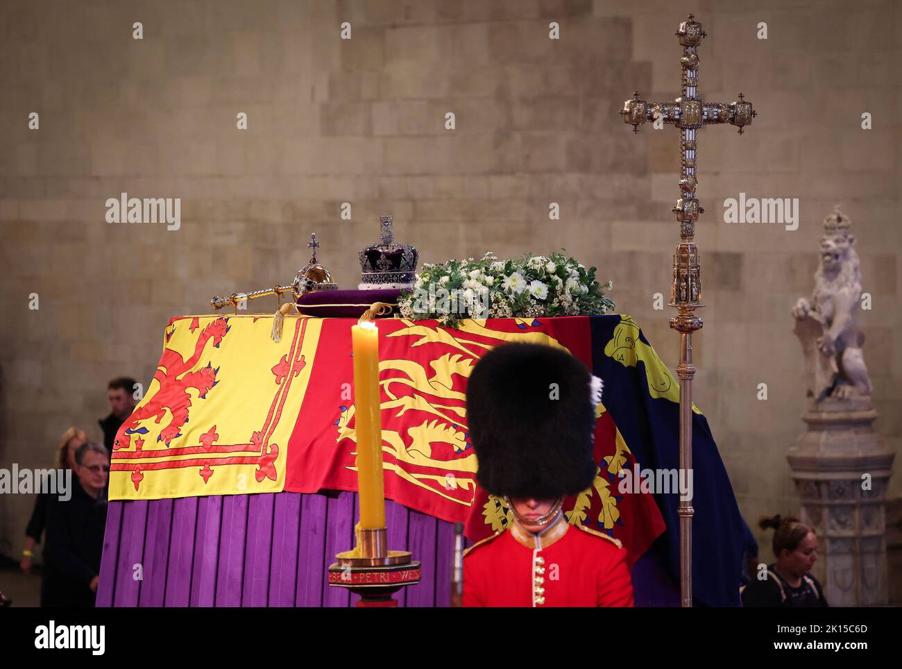 London, Großbritannien. 15. September 2022. Der Sarg von Königin Elizabeth II., drapiert nach königlichem Standard und überragt von der kaiserlichen Staatskrone, ist in der Westminster Hall angelegt. Der Sarg mit der Königin wird vier Tage lang im Palast von Westminster (Parlament) angelegt. Die britische Königin Elizabeth II. Starb am 08.09.2022 im Alter von 96 Jahren. Quelle: Christian Charisius/dpa/Alamy Live News Stockfoto