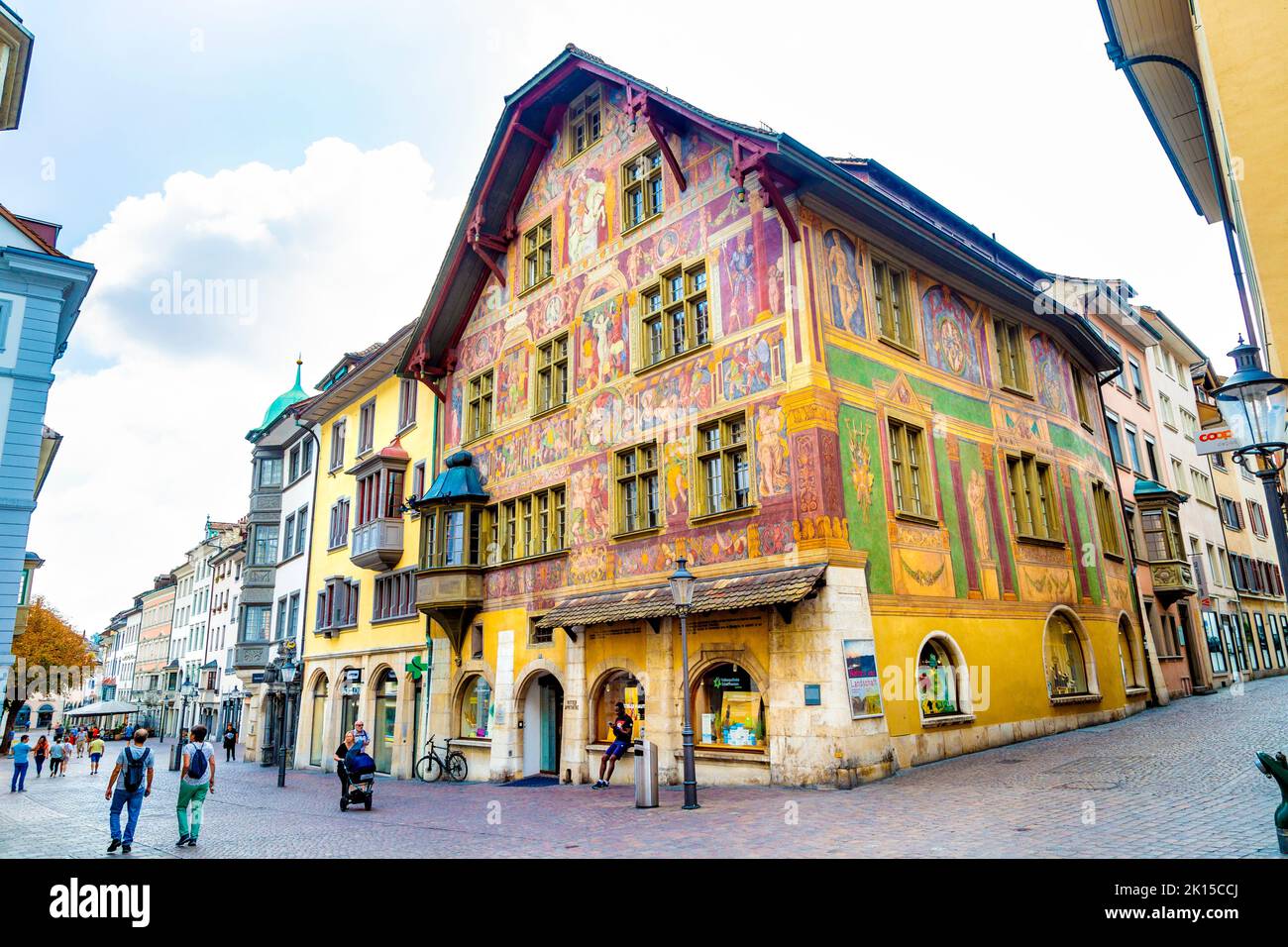 Außenansicht des Stadthauses Haus zum Ritter mit einem farbenfrohen frecso-Gemälde von Tobias Stimmer an der Fassade, Schaffhausen, Schweiz Stockfoto