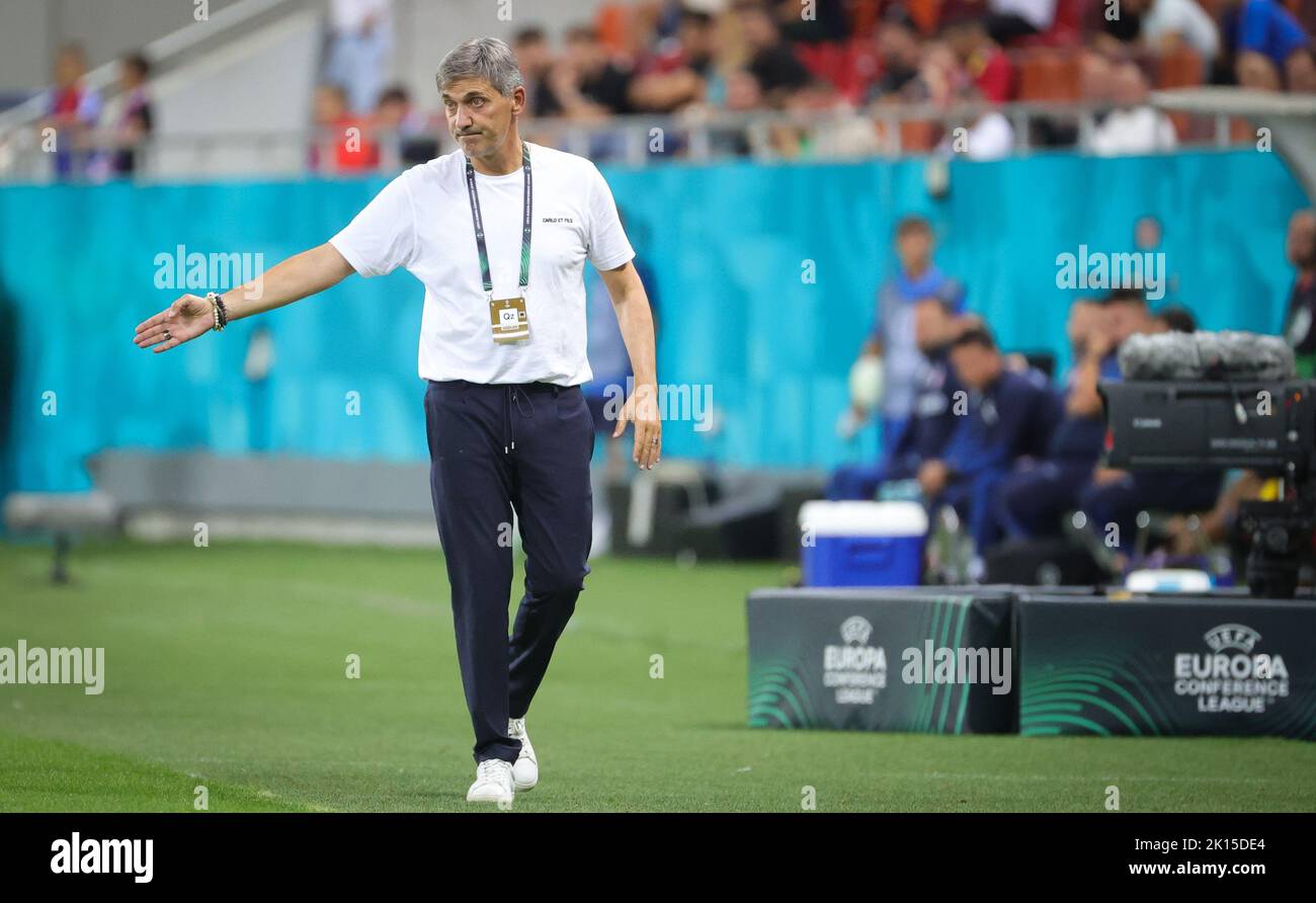 Anderlecht-Cheftrainer Felice Mazzu zeigt während eines Fußballspiels zwischen dem rumänischen Fotbal Club FCSB und dem belgischen RSC Anderlecht am Donnerstag, 15. September 2022, in Bukarest, Rumänien, am zweiten Tag in der Gruppenphase der UEFA Conference League. BELGA FOTO VIRGINIE LEFOUR Stockfoto