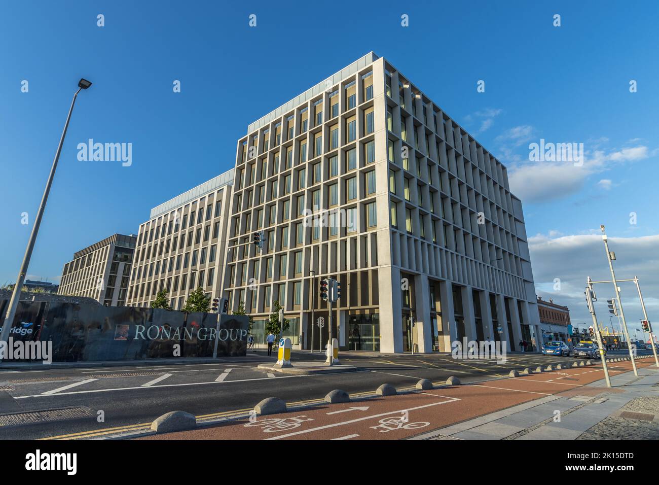 Ein Blick auf moderne Gebäude in den Dublin Docklands und die Beschilderung des Bauunternehmens Ronan Group. Stockfoto