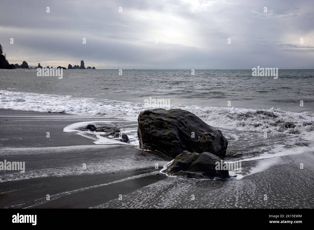 WA22011-00...WASHINGTON - ankommende Flut am Third Beach im Abschnitt der South Wilderness Coast des Olympic National Park. Stockfoto