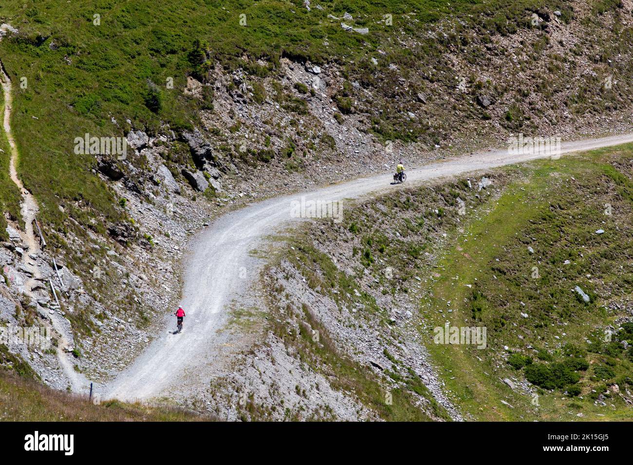Luftbild von zwei Radfahrern, die auf dem Bergweg bergab fahren, Sport-Lifestyle im Freien Stockfoto