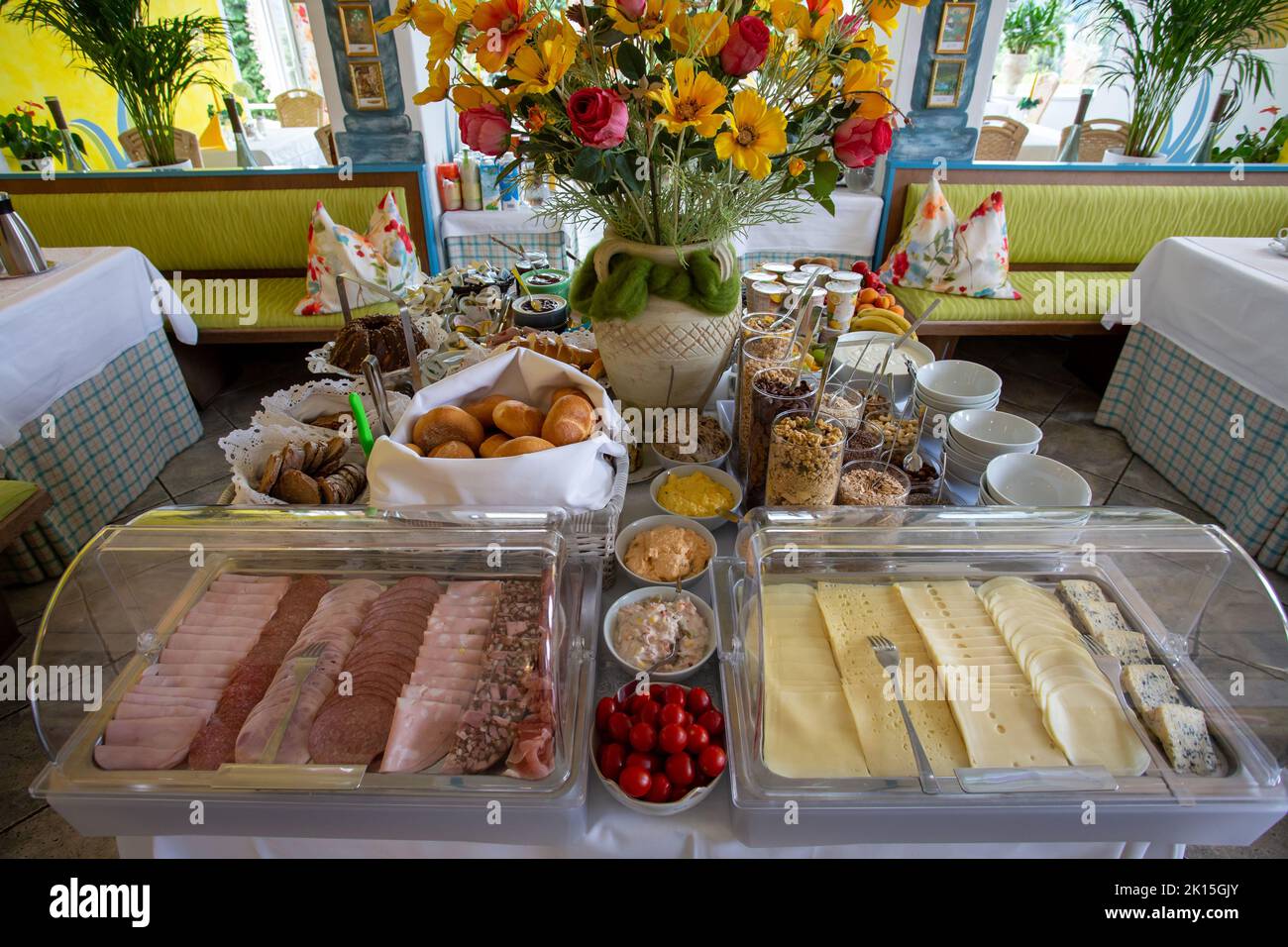 Der Tisch war voll mit verschiedenen Speisen für das Selbstbedienungsfrühstück im Hotel Stockfoto