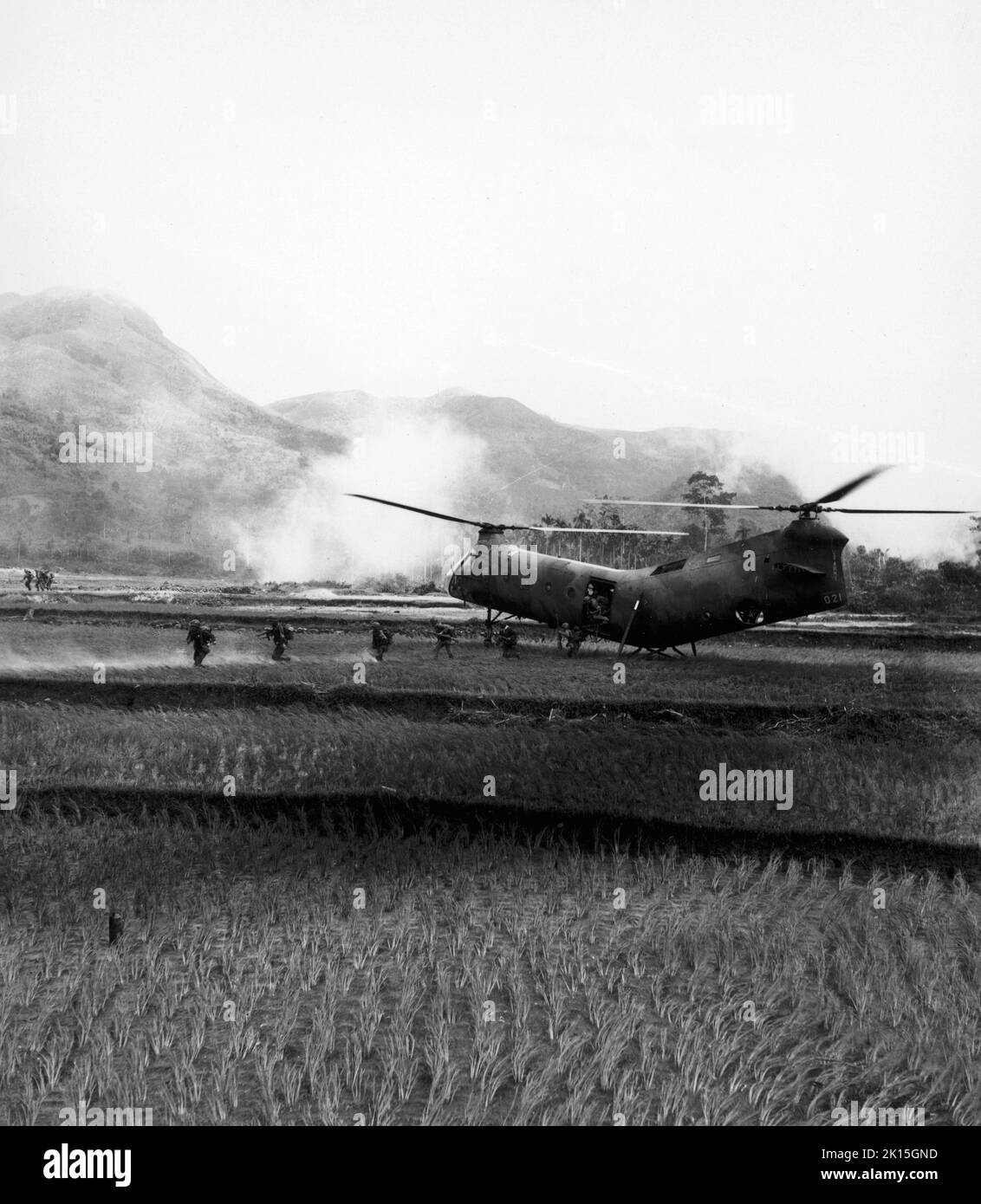 Amerikanische Soldaten wurden 1963 im zentralen Hochland der Provinz Binh Dinh, Vietnam, unter Beschuss gestellt. Der Crew-Chef im Hubschrauber wurde getroffen. Stockfoto