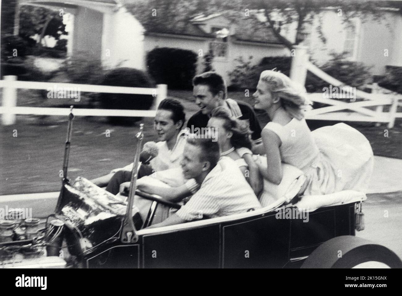 Eine Gruppe von Teenagern fährt in einem Auto. Circa 1957. Stockfoto