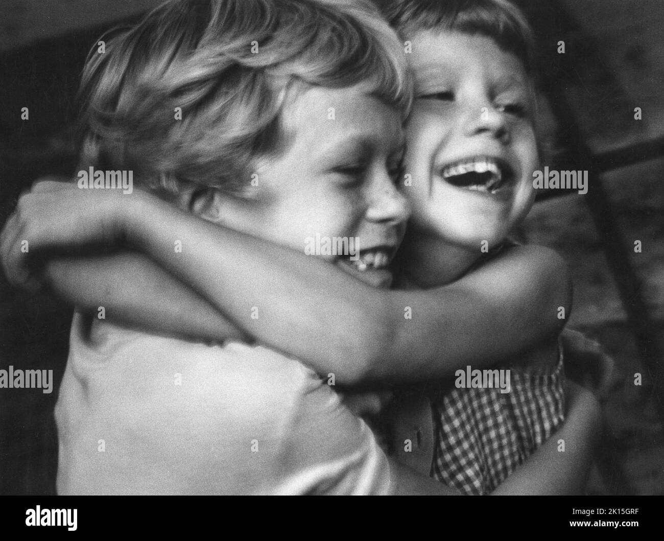 1965 grüßen sich zwei Schwestern liebevoll im Thompson-Schwesternhaus. Stockfoto