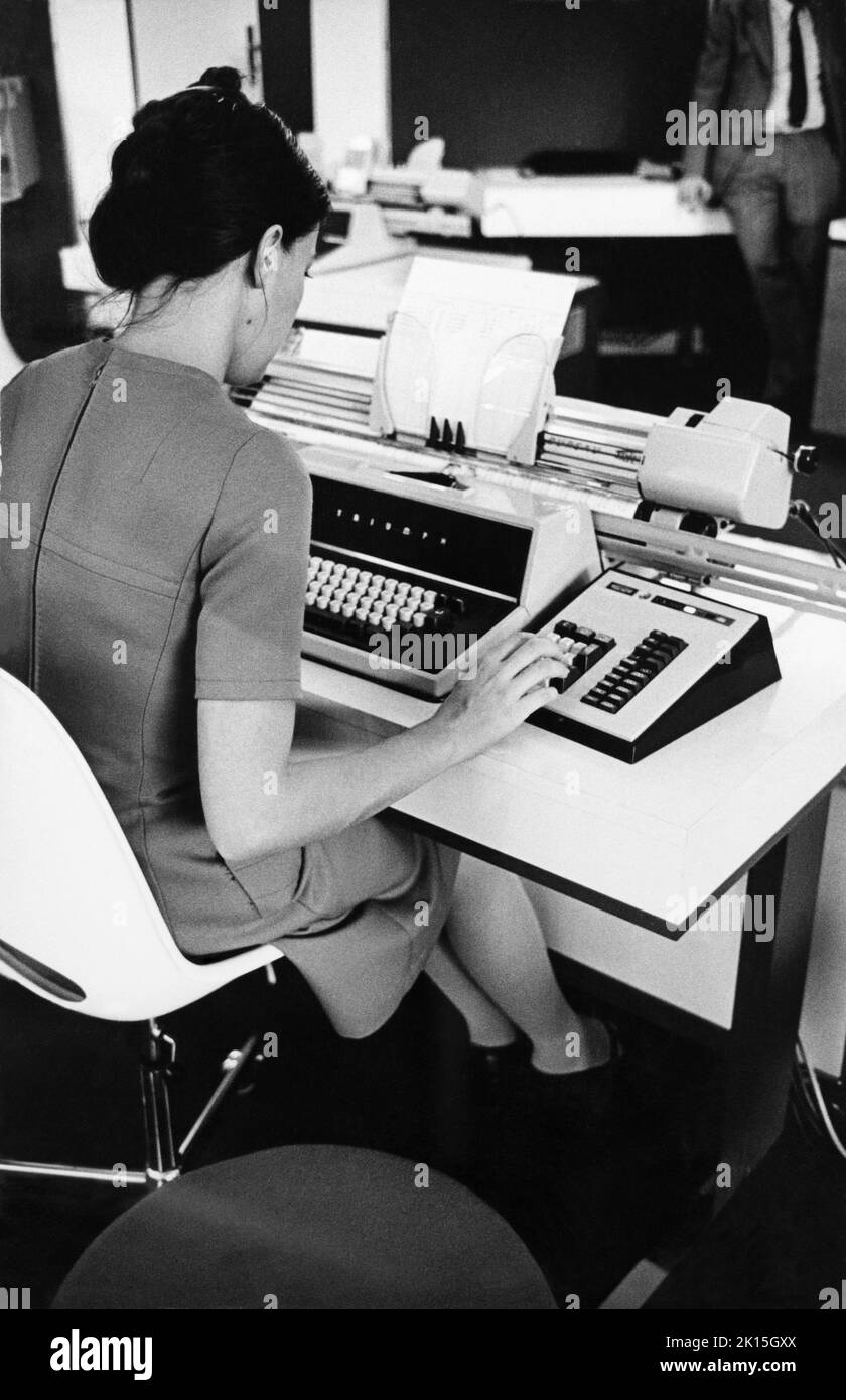Büroangestellte mit einer Triumph Schreibmaschine. 1973. Stockfoto