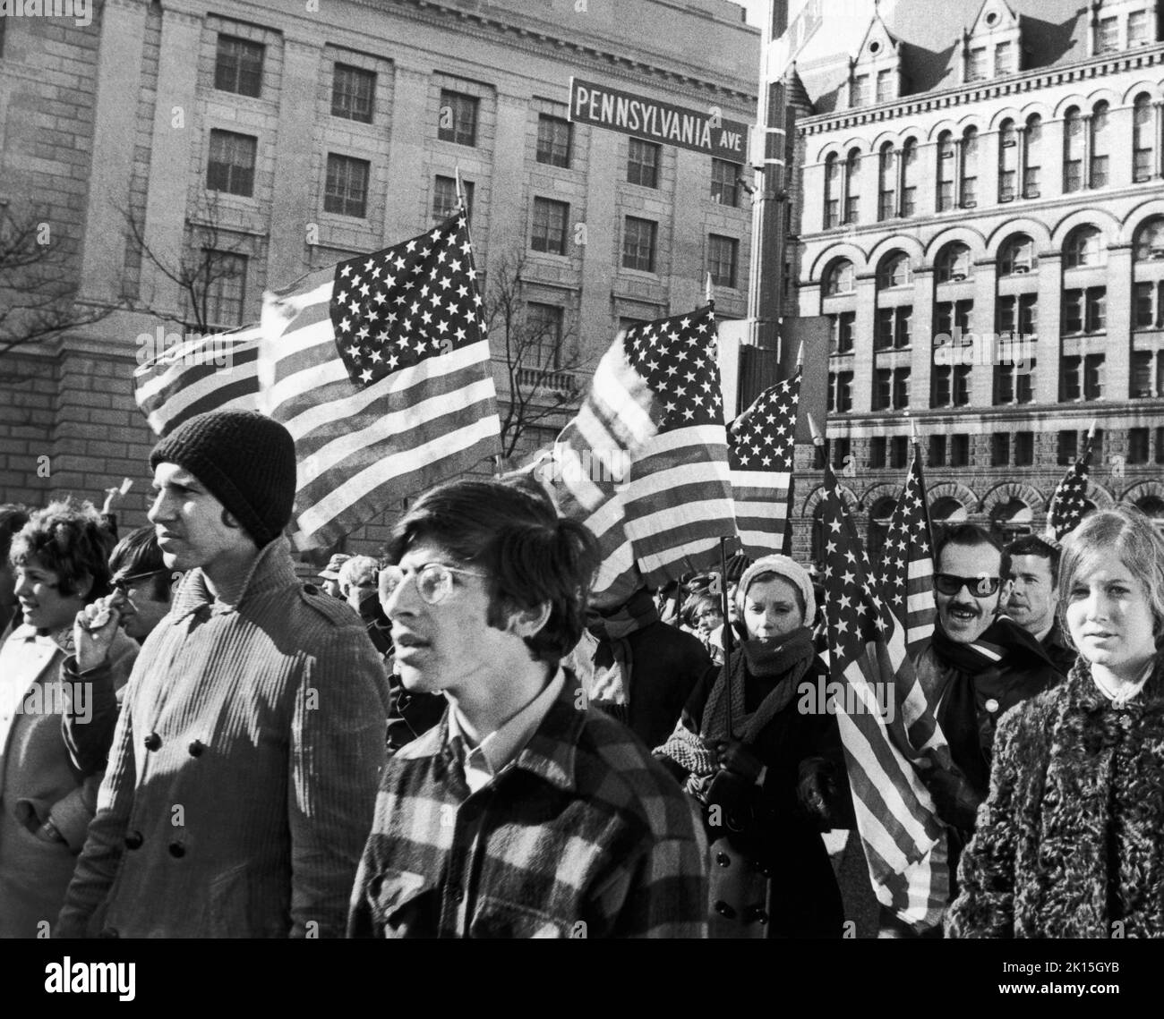 Demonstranten marschieren entlang der Pennsylvania Avenue am Moratorium zur Beendigung des Vietnamkrieges in Washington DC entlang. 15. November 1969. Stockfoto