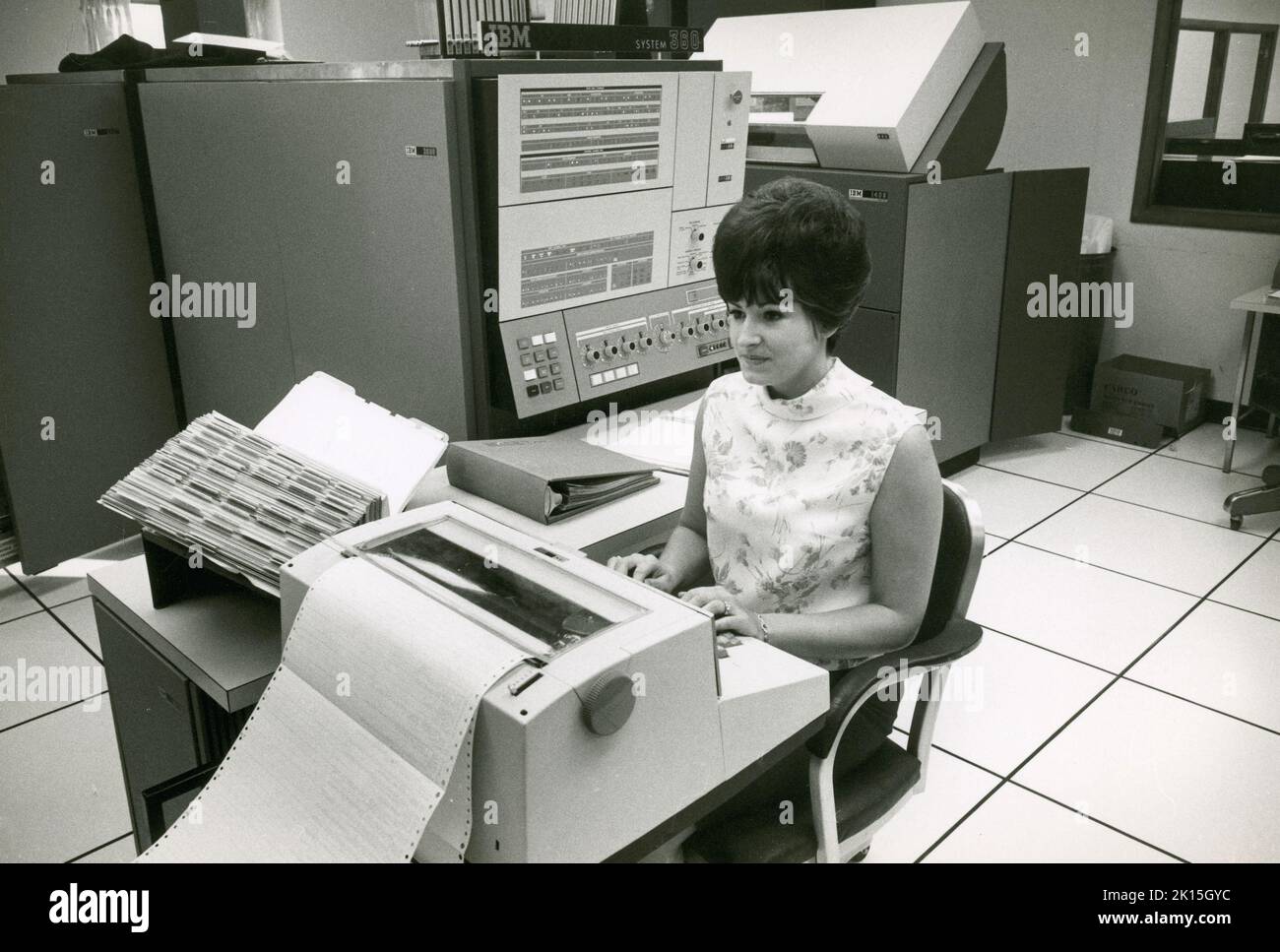 Historisches Bild eines frühen Mainframe-Computersystems, des IBM 360, das 1964 veröffentlicht wurde. „am Hauptsitz der Atlantic Steel Company in Atlanta wird ein IBM 360-Computer verwendet, um die Gehaltsabrechnung auszustellen, den Bestand zu verfolgen und die Qualitätskontrolle aufrechtzuerhalten. Atlantic Steel ist das größte Stahlunternehmen im Süden und stellt über 65 verschiedene Produkte her, Stockfoto