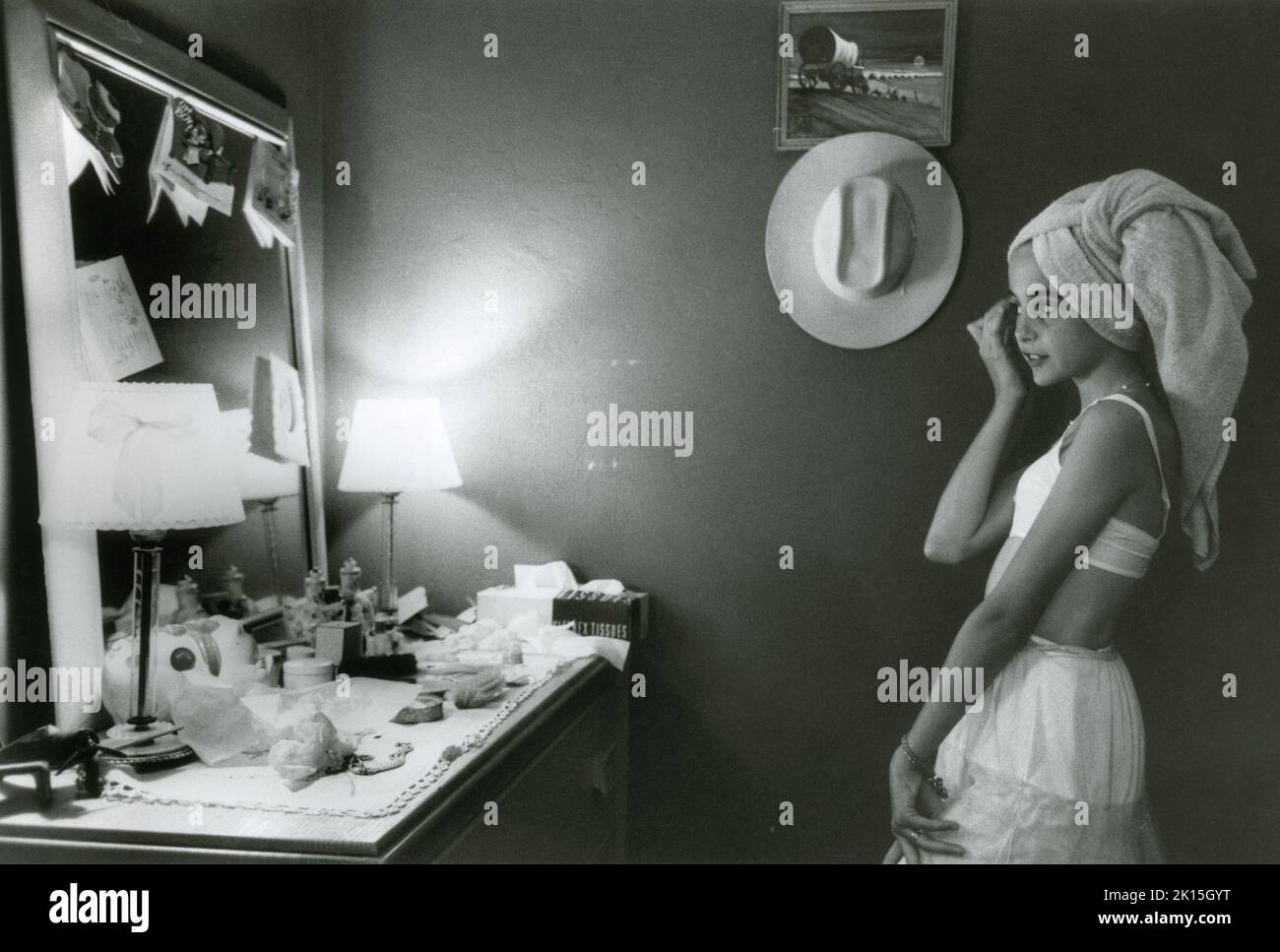 Junge Teenager-Mädchen Primps für Klasse Tanz. Ca. 1961. Stockfoto