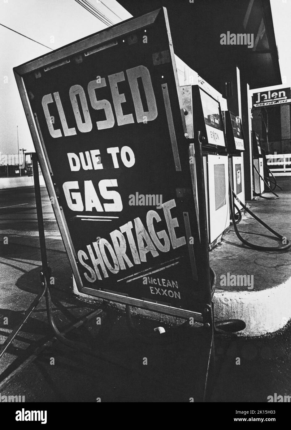 Auf einem Schild an einer Tankstelle in Pherson, NJ, steht: 'Geschlossen wegen Benzinmangel'; Foto aus den 1970er Jahren. Stockfoto