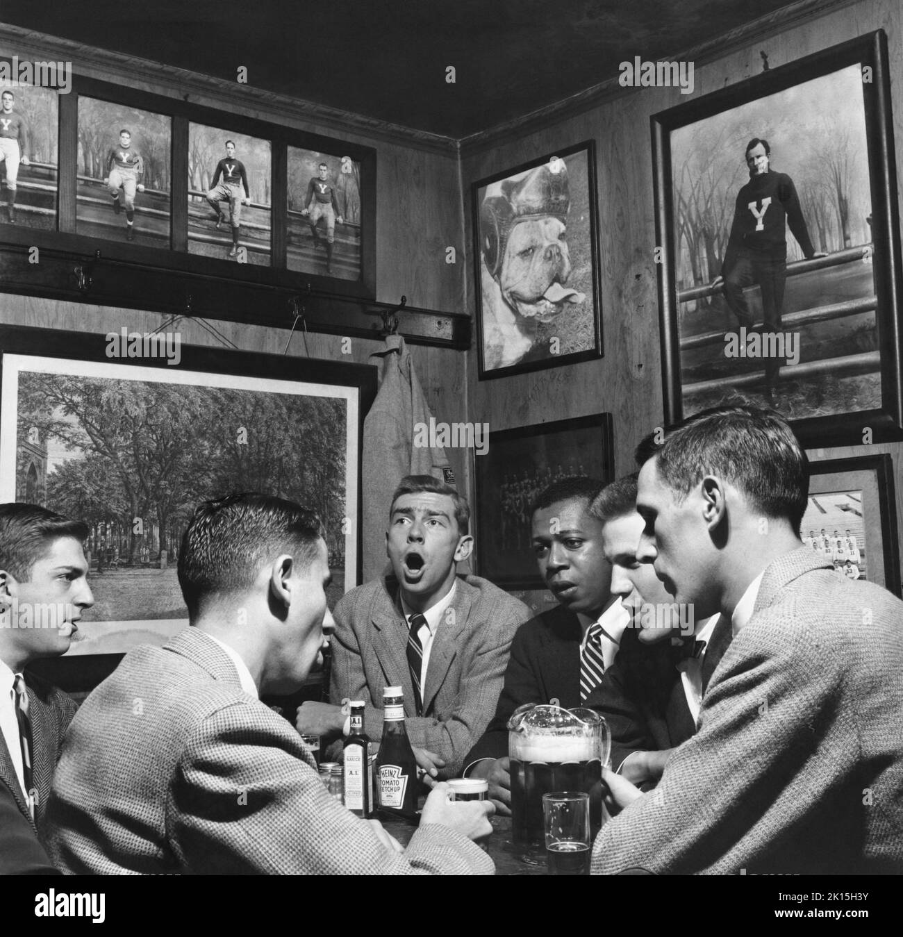 Historisches Bild von Freunden, die in Mory's Temple Bar in New Haven, Connecticut, trinken; Mitte des 20th. Jahrhunderts. Stockfoto