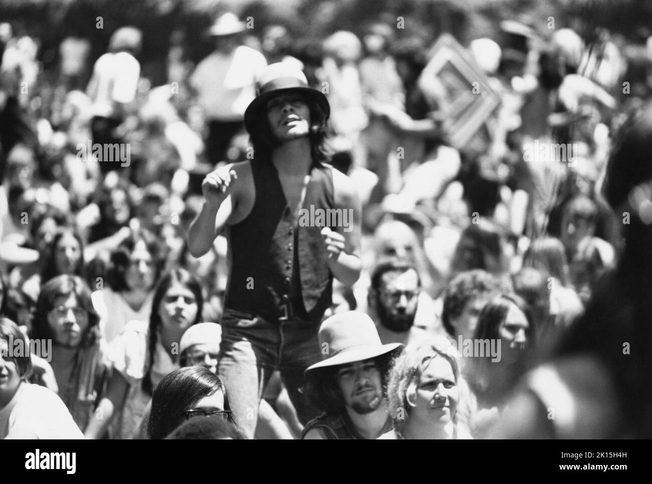 Eine Menge, die ein Rockkonzert im Golden Gate Park von San Francisco, um 1973, anschaut. Stockfoto