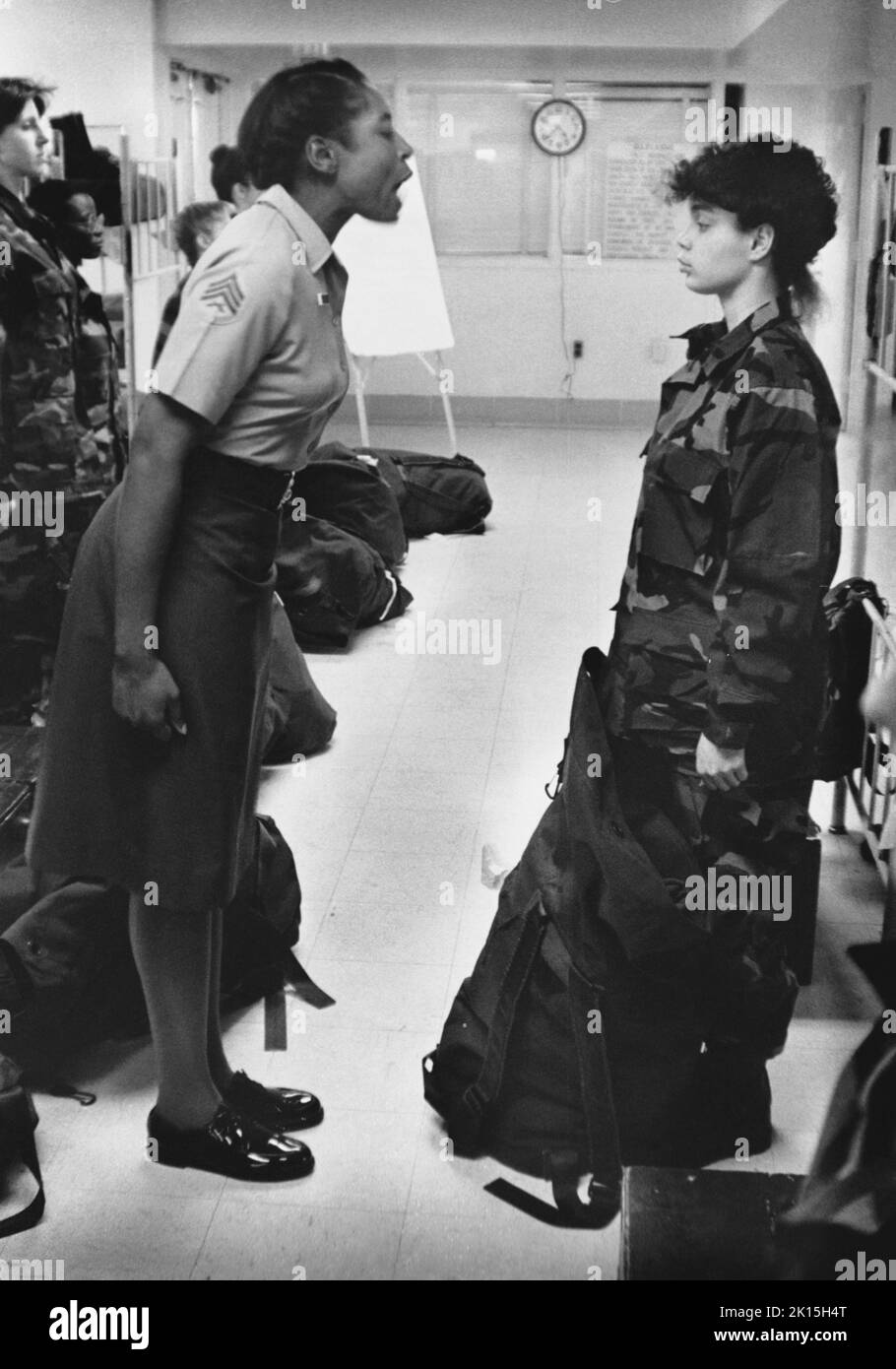 Parris Island, South Carolina: Eine weibliche Marine-Rekrut wird von ihrem neuen Bohrgeanten diszipliniert; um 1975 Stockfoto