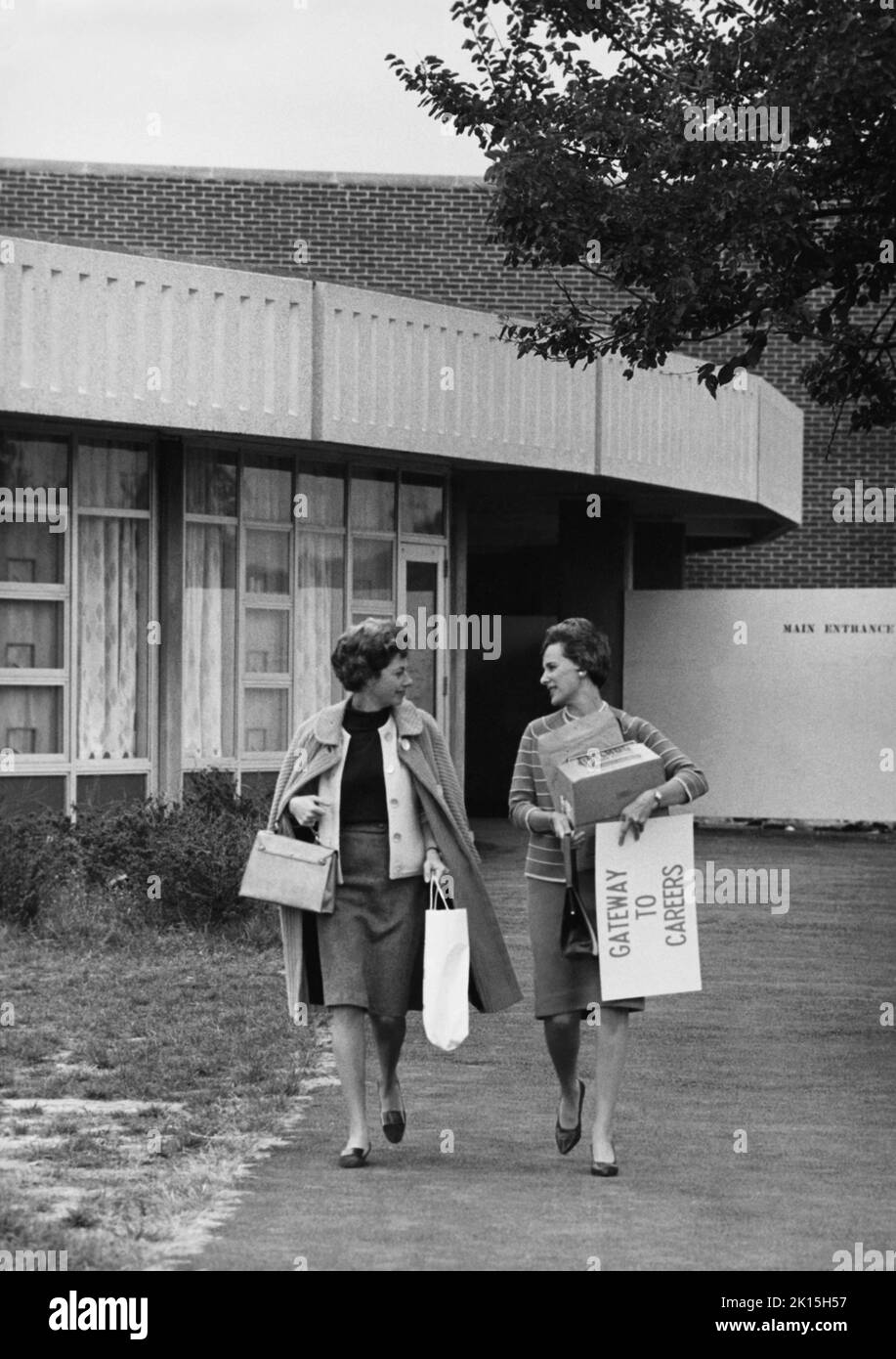 Zwei berufstätige Frauen der 1960s, zu einer Zeit, als amerikanische Frauen in größerer Zahl in die Belegschaft einstiegten. Stockfoto