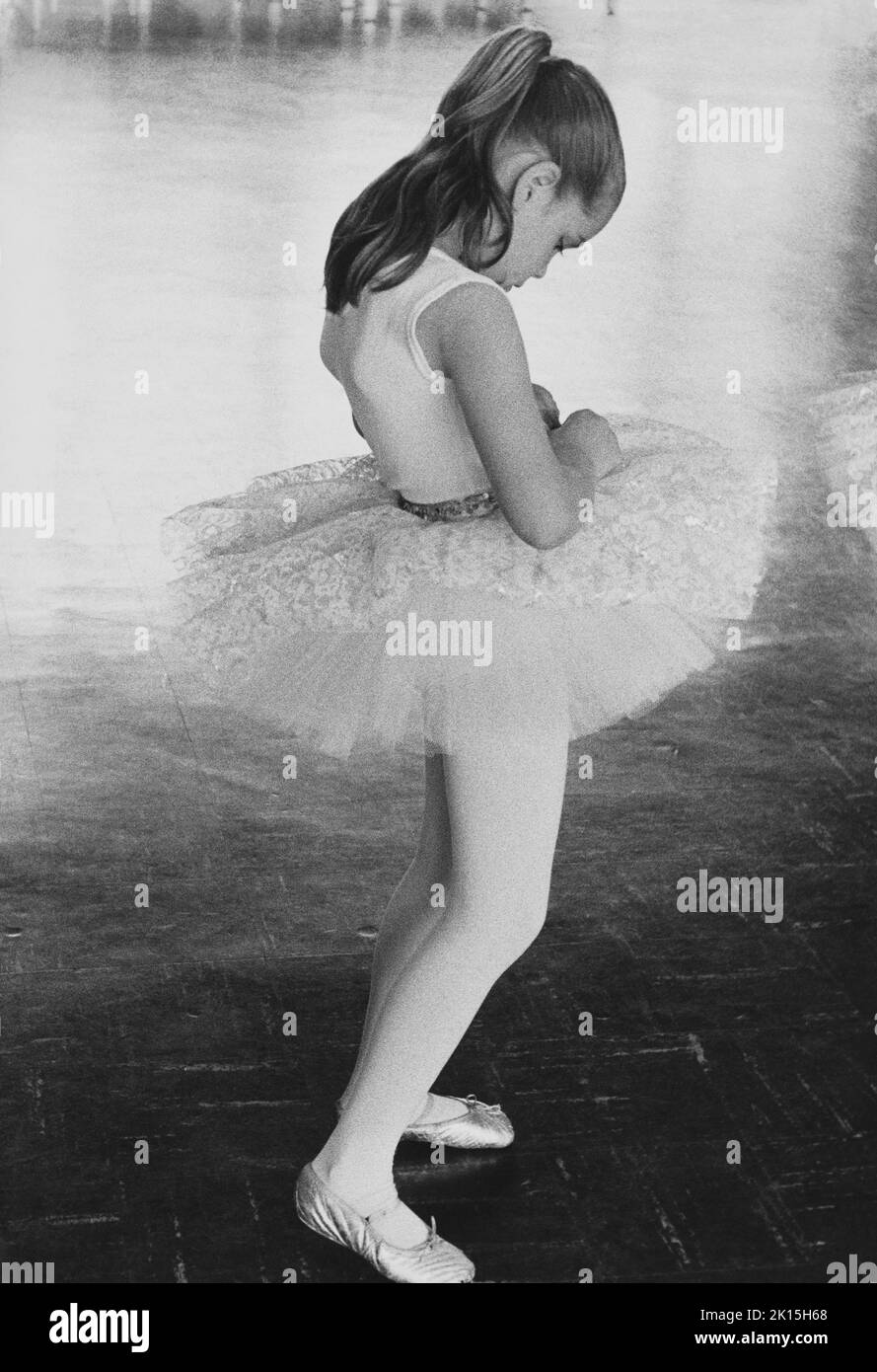 Eine kleine Ballerina passt ihr Tutu an. Stockfoto