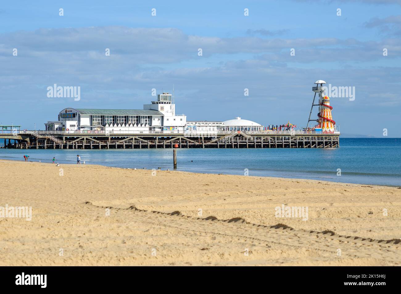 Bournemouth, Dorset, England, Großbritannien, 15.. September 2022, Wetter. Am Nachmittag ist es am Strand ruhig, wenn die Sonne im Frühherbst scheint. Der Pier sieht in der Ruhe strahlend aus. Kredit: Paul Biggins/Alamy Live Nachrichten Stockfoto